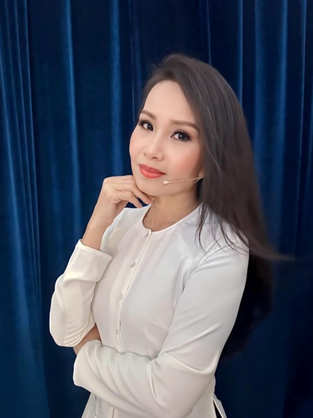 "Chị Tư" Cẩm Ly "biến hình" quyến rũ khiến dân tình dậy sóng- Ảnh 5. "Chị Tư" Cẩm Ly "biến hình" quyến rũ khiến dân tình dậy sóng- Ảnh 5.