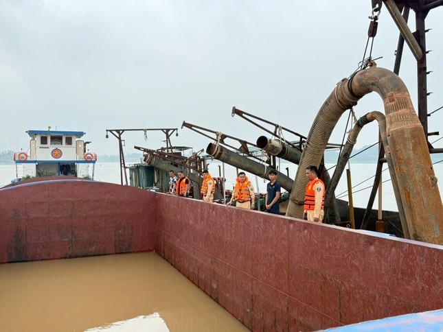 Công an truy đuổi, bắt giữ nhóm cát tặc khai thác trái phép trên sông Hồng- Ảnh 1. Công an truy đuổi, bắt giữ nhóm cát tặc khai thác trái phép trên sông Hồng- Ảnh 1.
