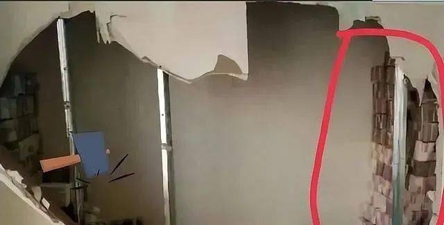 Sửa nhà, người đàn ông sốc nặng khi phát hiện 277 tỷ đồng tiền mặt- Ảnh 2. Sửa nhà, người đàn ông sốc nặng khi phát hiện 277 tỷ đồng tiền mặt- Ảnh 2.