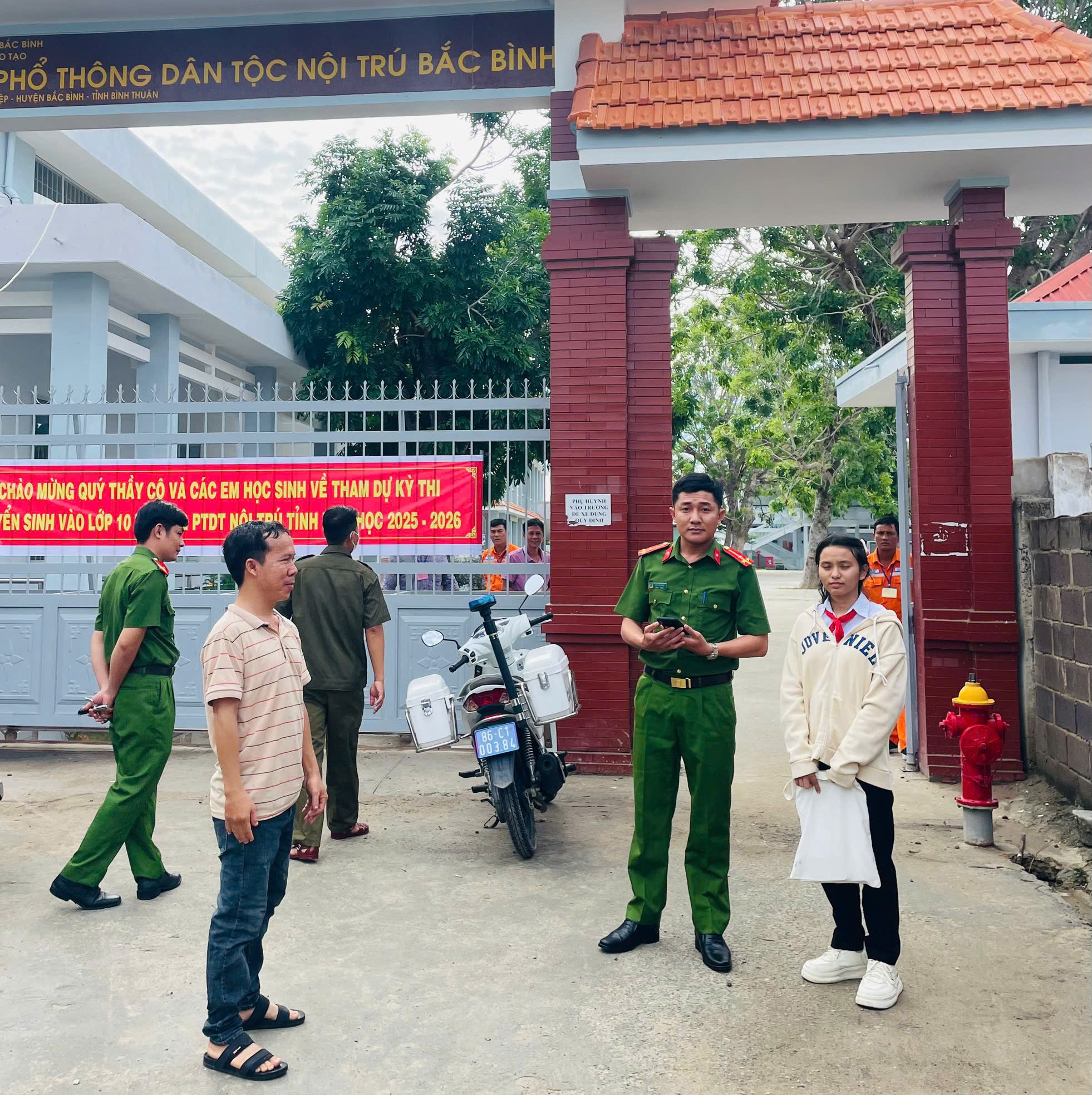 Bình Thuận: Công an dùng xe công vụ hỗ trợ thí sinh đi nhầm điểm thi 60km trong kỳ thi tuyển sinh lớp 10- Ảnh 1. Bình Thuận: Công an dùng xe công vụ hỗ trợ thí sinh đi nhầm điểm thi 60km trong kỳ thi tuyển sinh lớp 10- Ảnh 1.