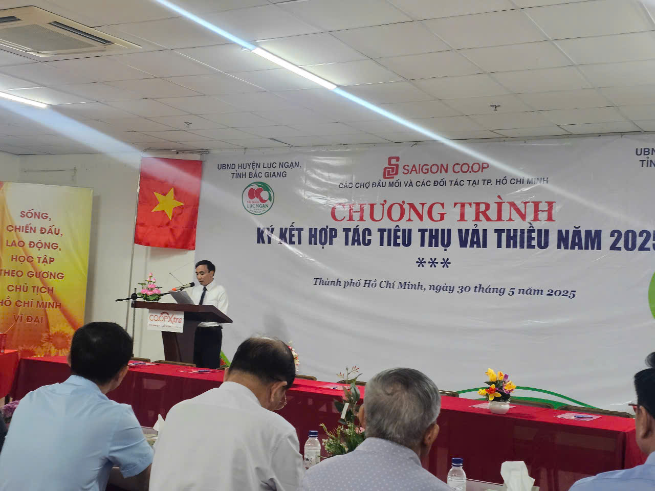 Hàng trăm tấn vải thiều Lục Ngạn lên kệ ở siêu thị miền Nam- Ảnh 1. Hàng trăm tấn vải thiều Lục Ngạn lên kệ ở siêu thị miền Nam- Ảnh 1.