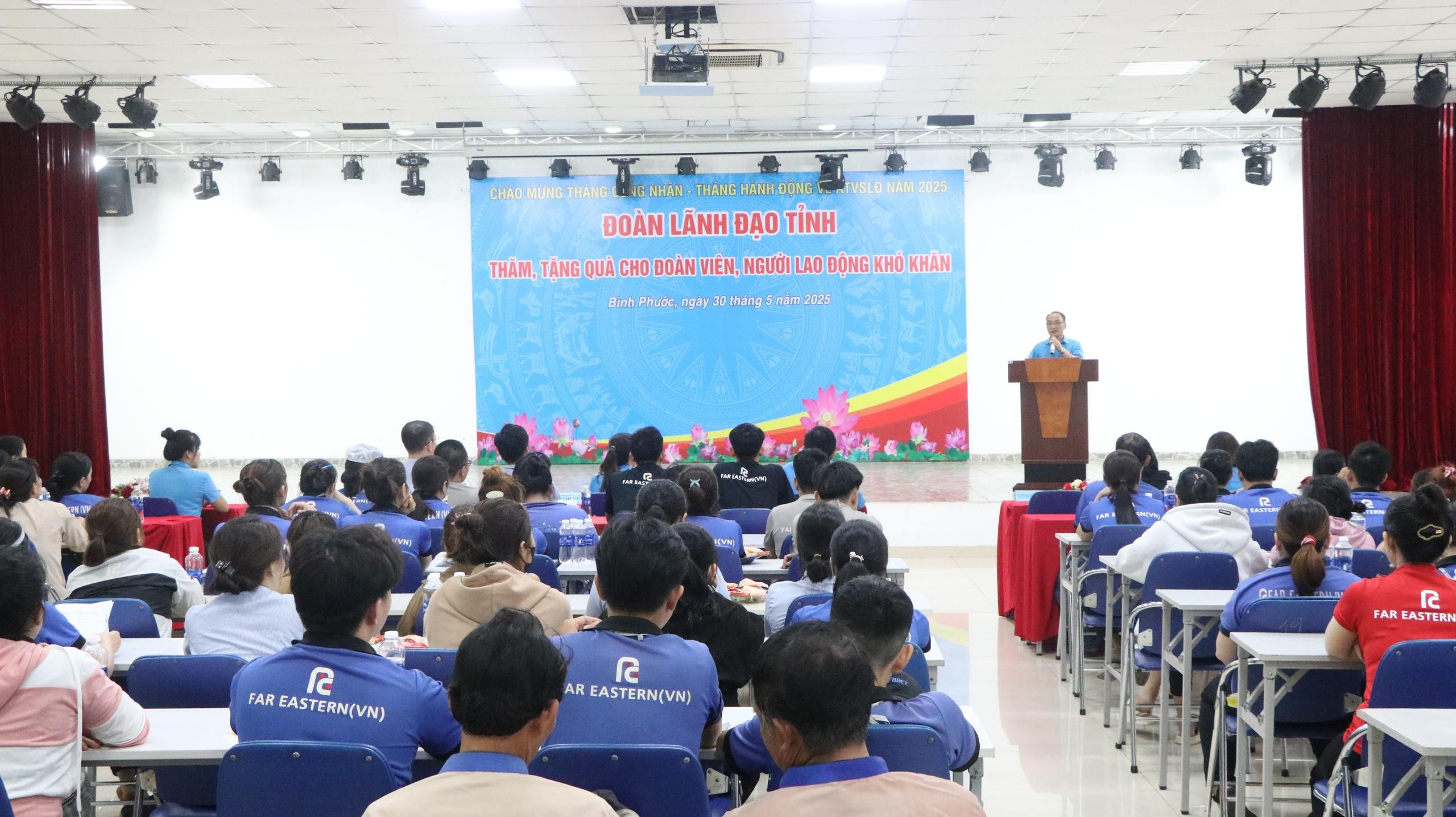 Bình Phước: Trao 195 phần quà cho công nhân có hoàn cảnh khó khăn, bị tai nạn lao động, bệnh nghề nghiệp- Ảnh 1. Bình Phước: Trao 195 phần quà cho công nhân có hoàn cảnh khó khăn, bị tai nạn lao động, bệnh nghề nghiệp- Ảnh 1.