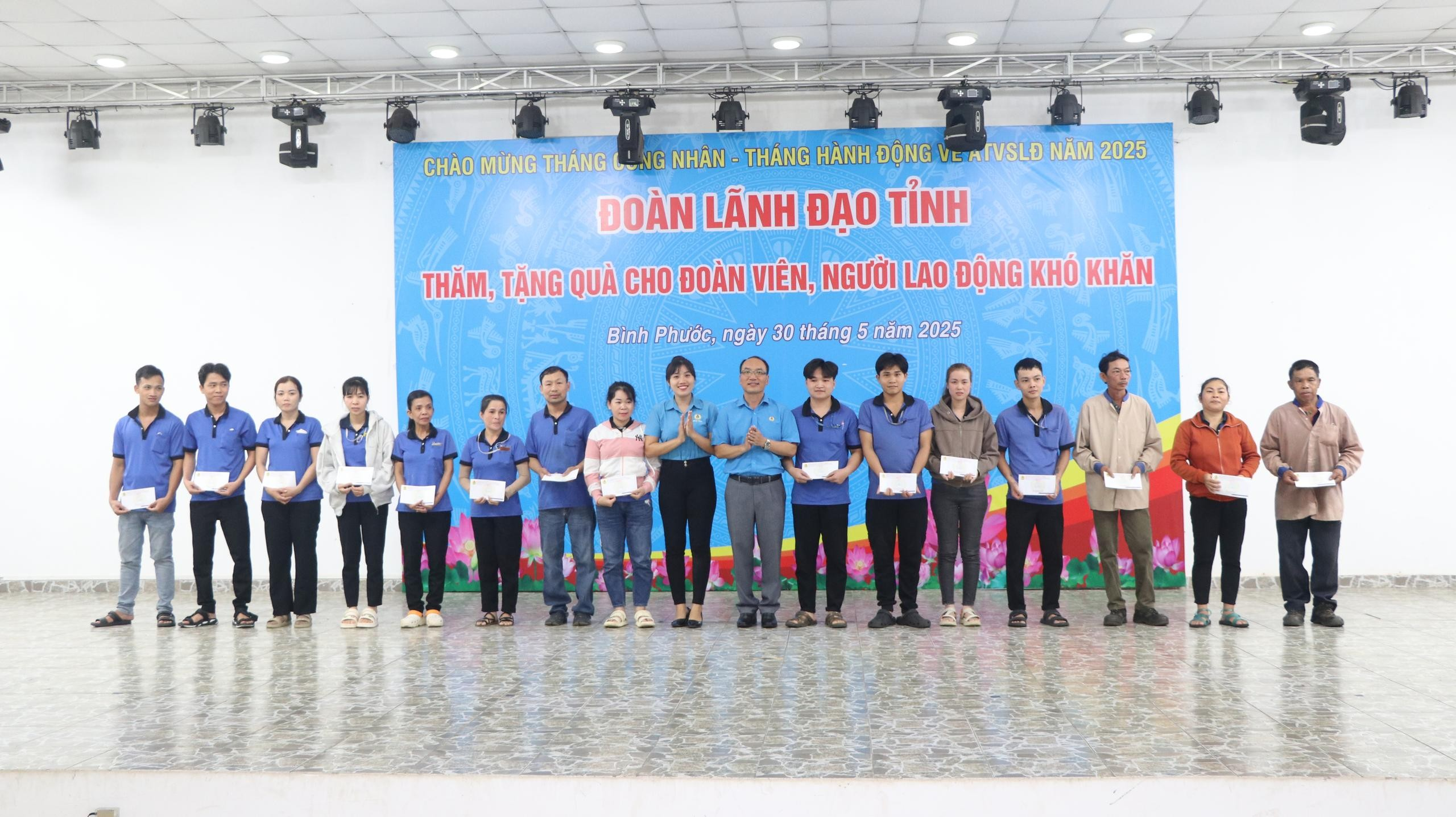 Bình Phước: Trao 195 phần quà cho công nhân có hoàn cảnh khó khăn, bị tai nạn lao động, bệnh nghề nghiệp- Ảnh 3. Bình Phước: Trao 195 phần quà cho công nhân có hoàn cảnh khó khăn, bị tai nạn lao động, bệnh nghề nghiệp- Ảnh 3.