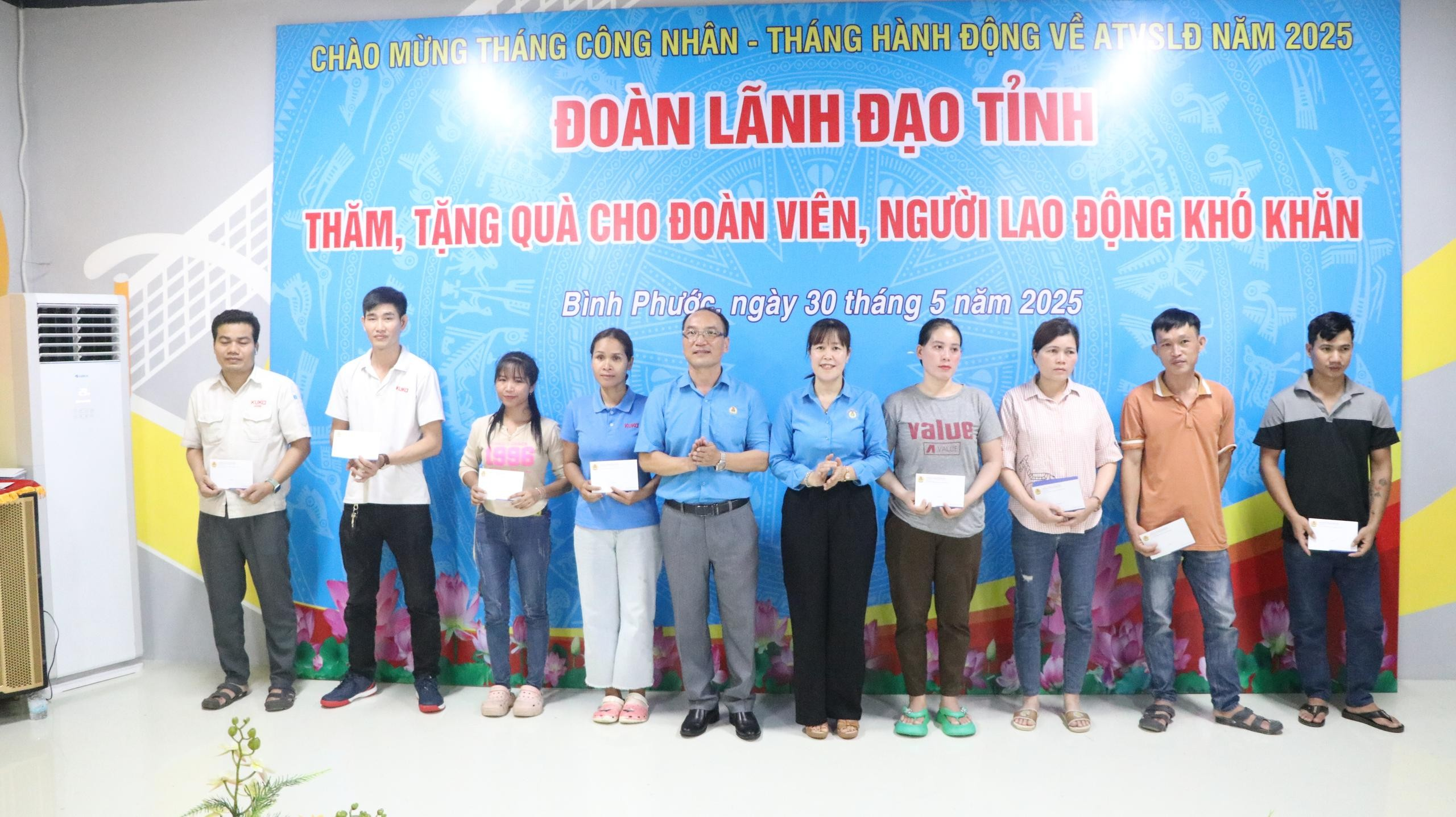 Bình Phước: Trao 195 phần quà cho công nhân có hoàn cảnh khó khăn, bị tai nạn lao động, bệnh nghề nghiệp- Ảnh 4. Bình Phước: Trao 195 phần quà cho công nhân có hoàn cảnh khó khăn, bị tai nạn lao động, bệnh nghề nghiệp- Ảnh 4.