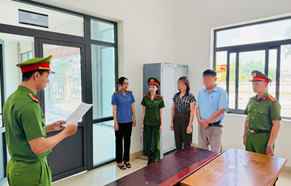 Khởi tố cựu chủ tịch và kế toán xã lập khống chứng từ, giả mạo chữ ký- Ảnh 1. Khởi tố cựu chủ tịch và kế toán xã lập khống chứng từ, giả mạo chữ ký- Ảnh 1.