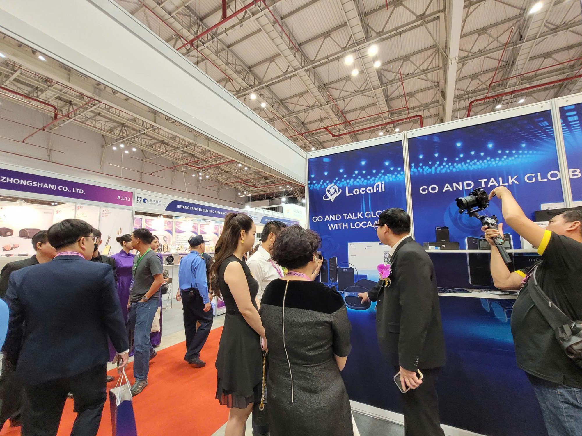 LocaAI “bùng nổ” tai IEAE 2025 với nền tảng & thiết bị dịch thuật hoá giải mọi rào cản ngôn ngữ- Ảnh 3. LocaAI “bùng nổ” tai IEAE 2025 với nền tảng & thiết bị dịch thuật hoá giải mọi rào cản ngôn ngữ- Ảnh 3.