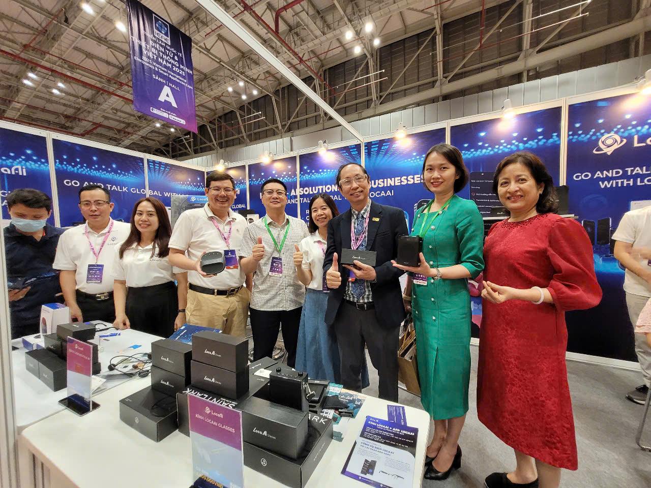 LocaAI “bùng nổ” tai IEAE 2025 với nền tảng & thiết bị dịch thuật hoá giải mọi rào cản ngôn ngữ- Ảnh 4. LocaAI “bùng nổ” tai IEAE 2025 với nền tảng & thiết bị dịch thuật hoá giải mọi rào cản ngôn ngữ- Ảnh 4.