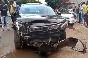 Say rượu, nam thanh niên 19 tuổi lái xe tông 2 người tử vong, 3 người bị thương- Ảnh 1. Say rượu, nam thanh niên 19 tuổi lái xe tông 2 người tử vong, 3 người bị thương- Ảnh 1.