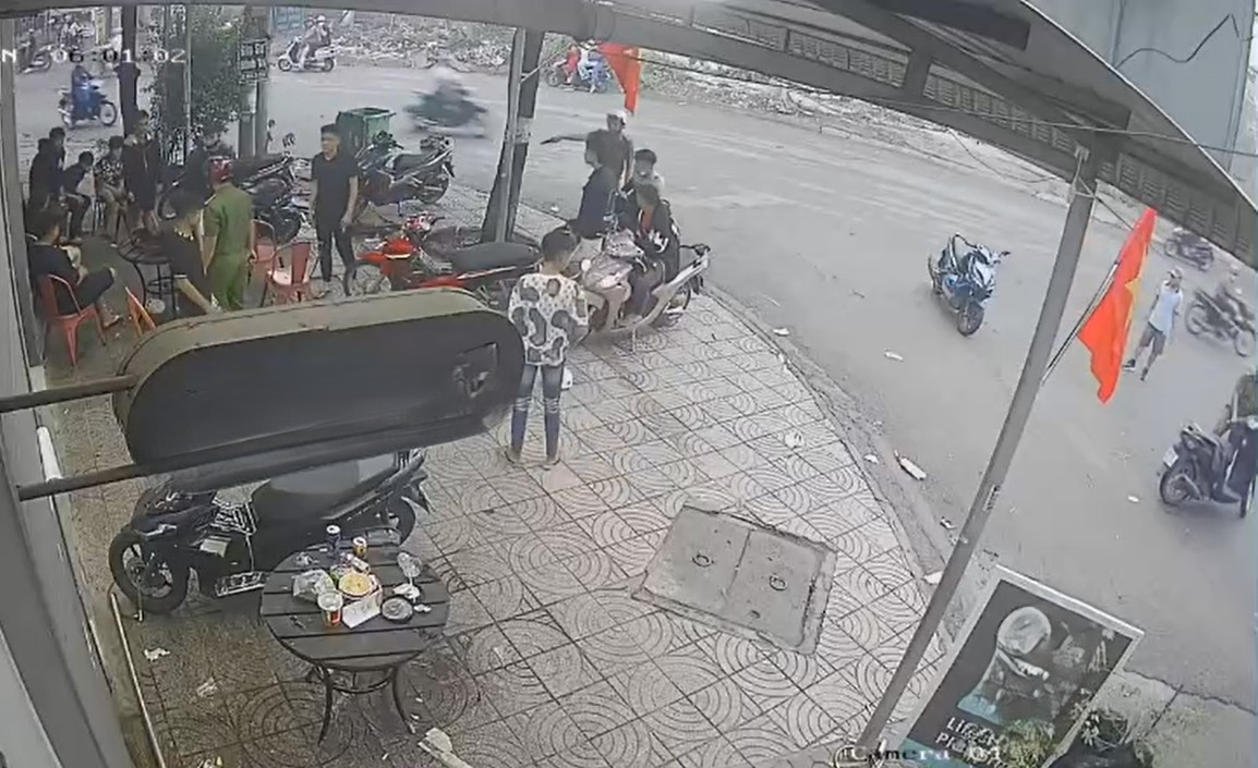 2 nhóm thanh thiếu niên dùng vỏ chai bia và hung khí rượt đuổi nhau trên đường- Ảnh 1. 2 nhóm thanh thiếu niên dùng vỏ chai bia và hung khí rượt đuổi nhau trên đường- Ảnh 1.