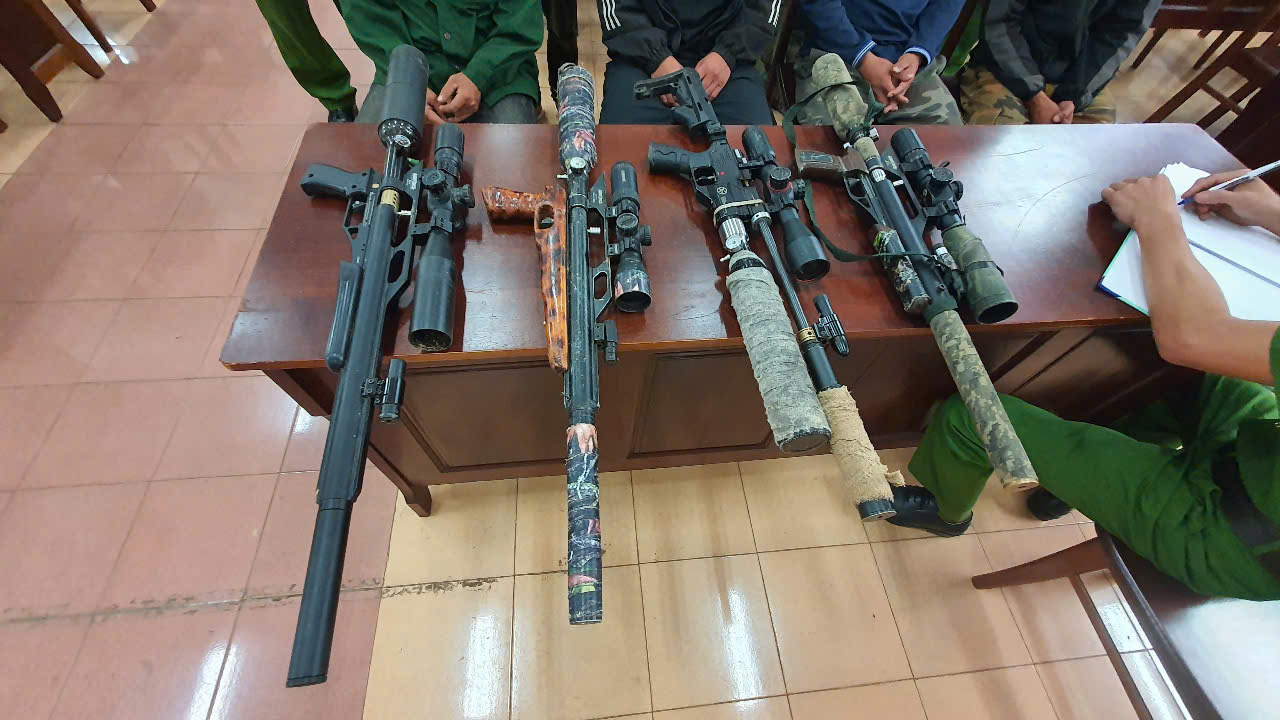 Bắt giữ 7 đối tượng mang súng tự chế vào rừng săn bắn- Ảnh 2. Bắt giữ 7 đối tượng mang súng tự chế vào rừng săn bắn- Ảnh 2.