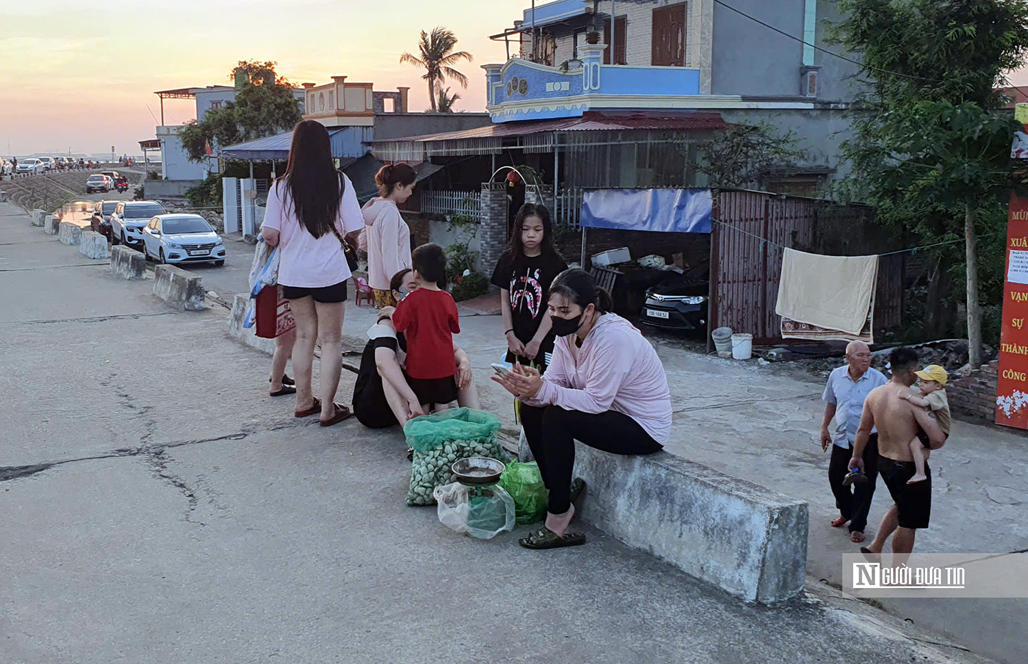 Độc lạ bãi tắm tự phát trên đảo Cát Hải: Du khách tắm biển kết hợp bắt ngao- Ảnh 2. Độc lạ bãi tắm tự phát trên đảo Cát Hải: Du khách tắm biển kết hợp bắt ngao- Ảnh 2.