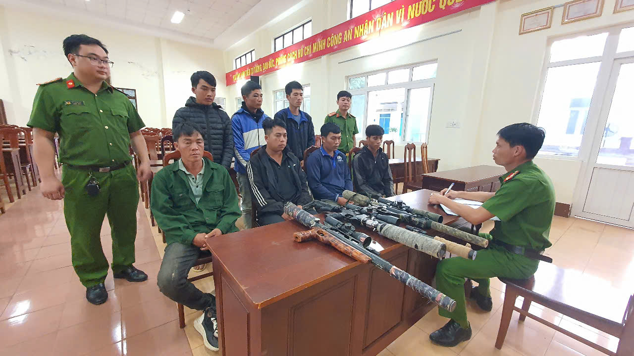 Bắt giữ 7 đối tượng mang súng tự chế vào rừng săn bắn- Ảnh 1. Bắt giữ 7 đối tượng mang súng tự chế vào rừng săn bắn- Ảnh 1.