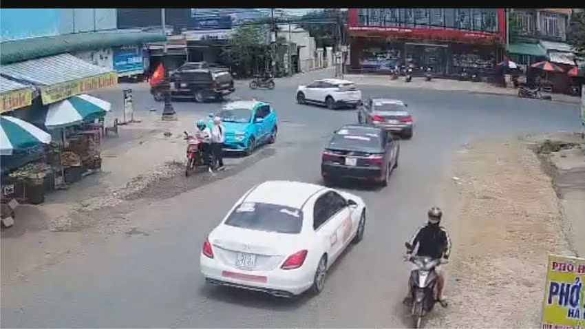 Công an Lâm Đồng thông tin vụ ô tô chặn Quốc lộ 20 cho đoàn xe doanh nhân đi qua- Ảnh 2. Công an Lâm Đồng thông tin vụ ô tô chặn Quốc lộ 20 cho đoàn xe doanh nhân đi qua- Ảnh 2.