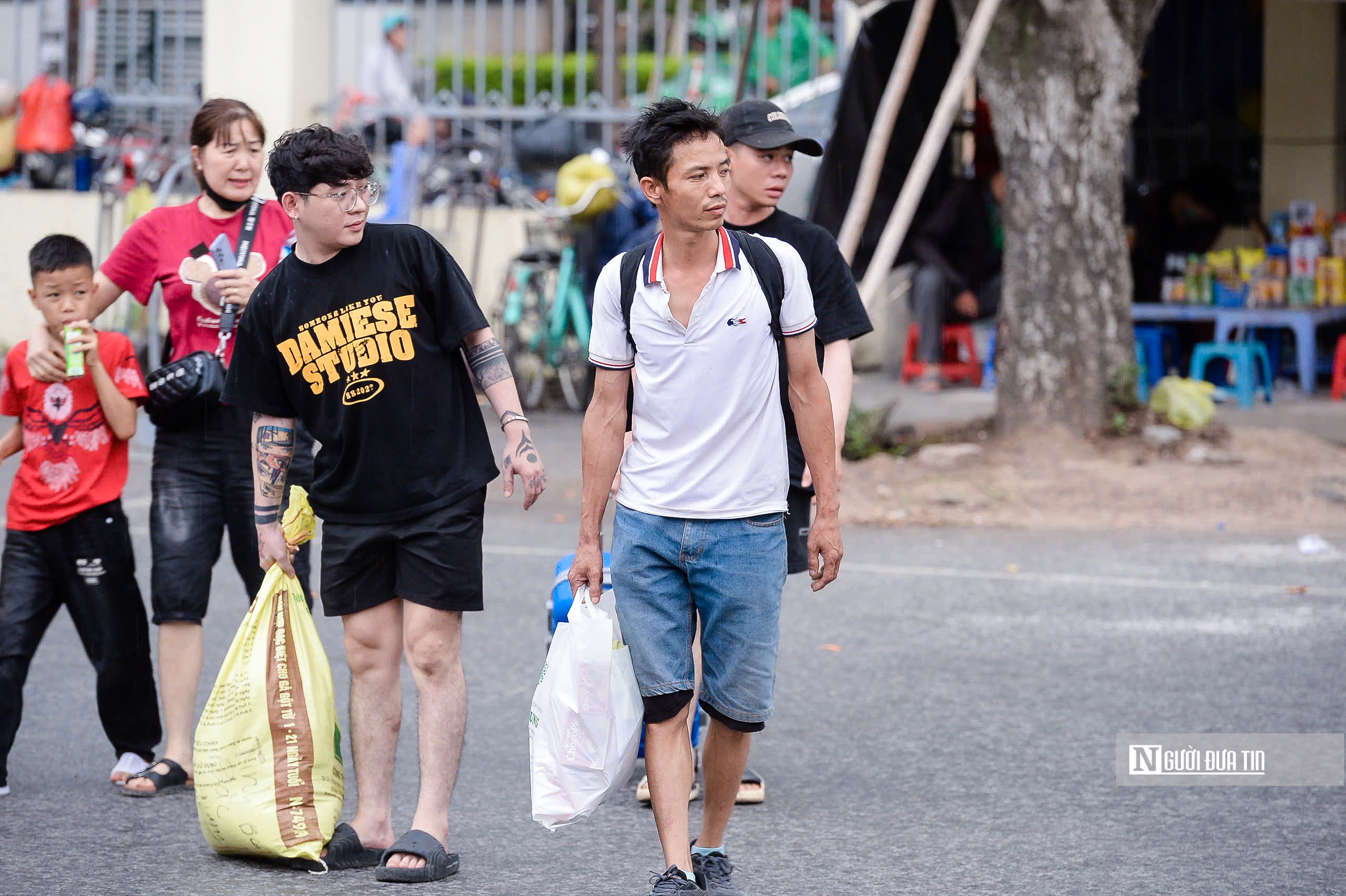 Người dân lỉnh kỉnh đồ đạc trở lại Hà Nội sau 5 ngày nghỉ lễ- Ảnh 8. Người dân lỉnh kỉnh đồ đạc trở lại Hà Nội sau 5 ngày nghỉ lễ- Ảnh 8.