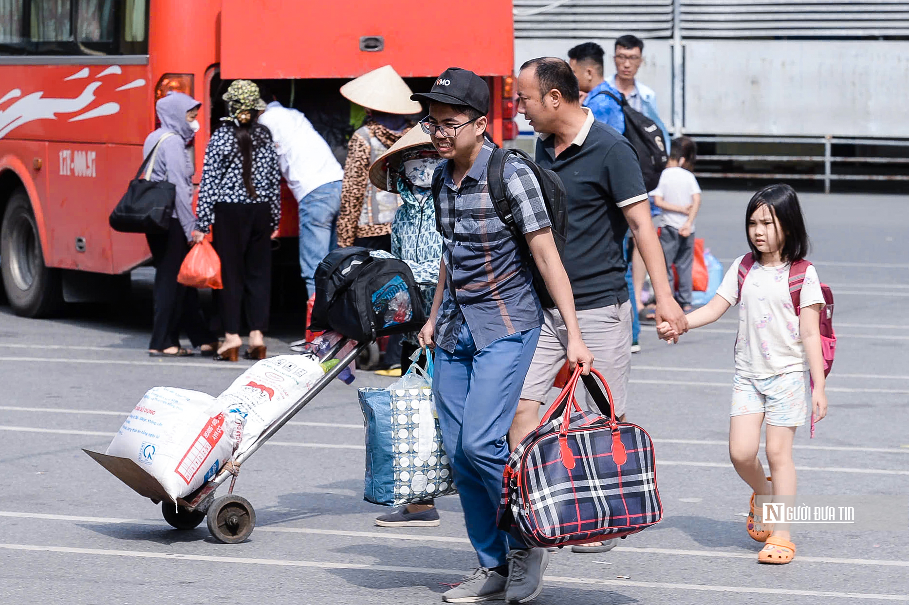 Người dân lỉnh kỉnh đồ đạc trở lại Hà Nội sau 5 ngày nghỉ lễ- Ảnh 2. Người dân lỉnh kỉnh đồ đạc trở lại Hà Nội sau 5 ngày nghỉ lễ- Ảnh 2.