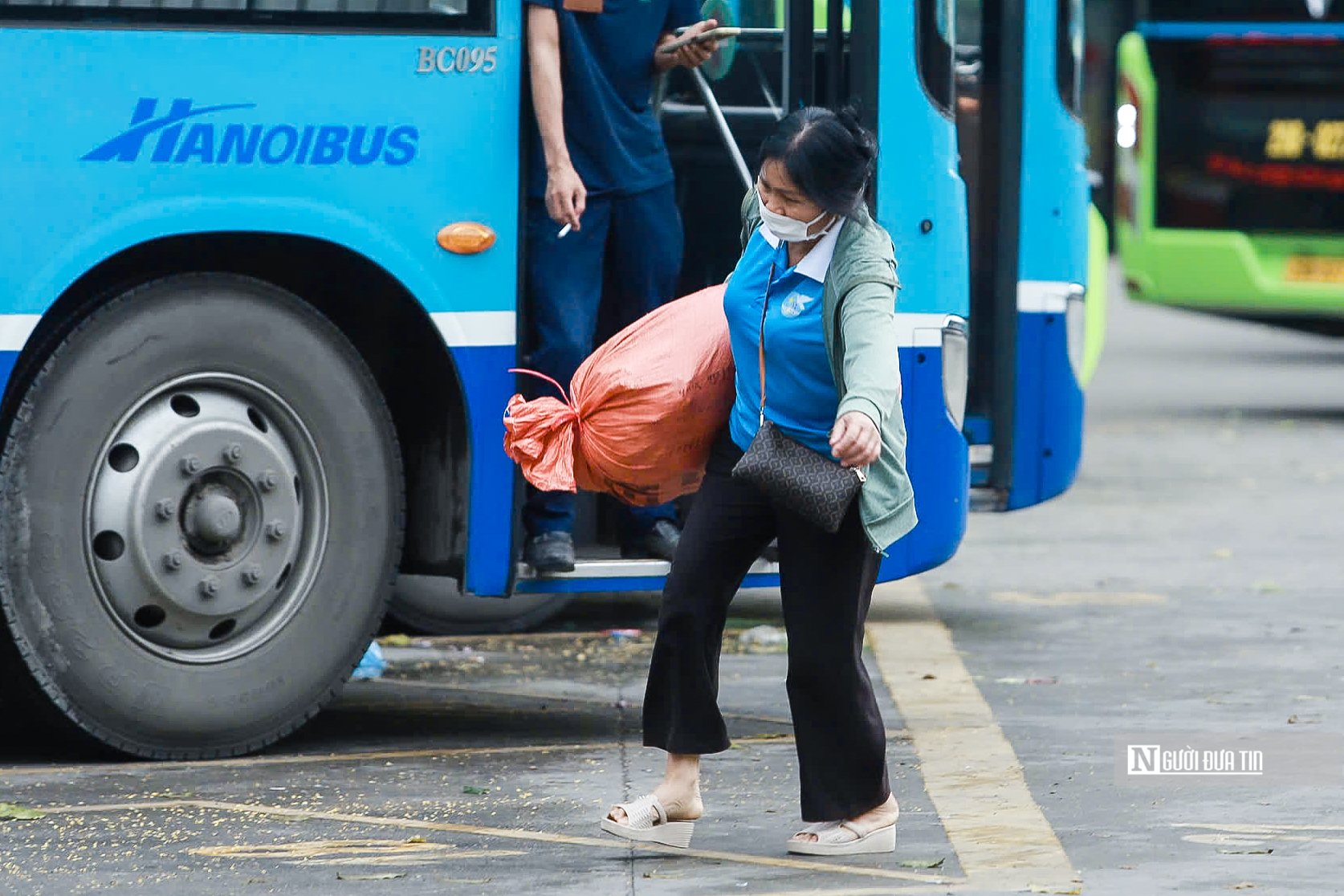 Người dân lỉnh kỉnh đồ đạc trở lại Hà Nội sau 5 ngày nghỉ lễ- Ảnh 13. Người dân lỉnh kỉnh đồ đạc trở lại Hà Nội sau 5 ngày nghỉ lễ- Ảnh 13.