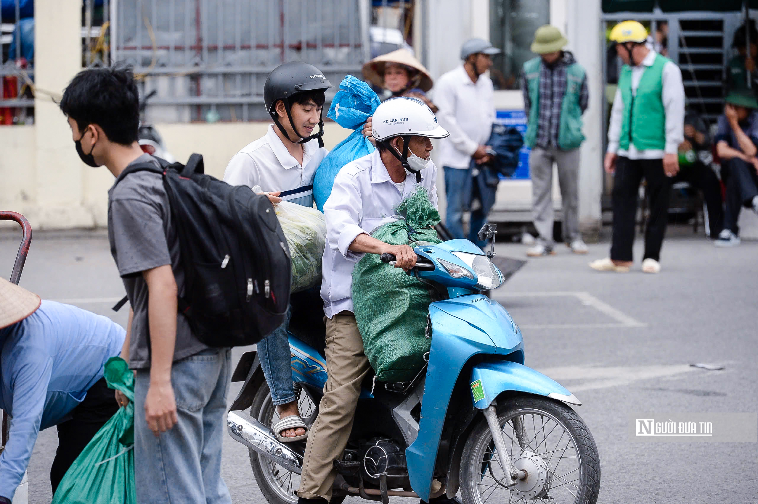 Người dân lỉnh kỉnh đồ đạc trở lại Hà Nội sau 5 ngày nghỉ lễ- Ảnh 7. Người dân lỉnh kỉnh đồ đạc trở lại Hà Nội sau 5 ngày nghỉ lễ- Ảnh 7.