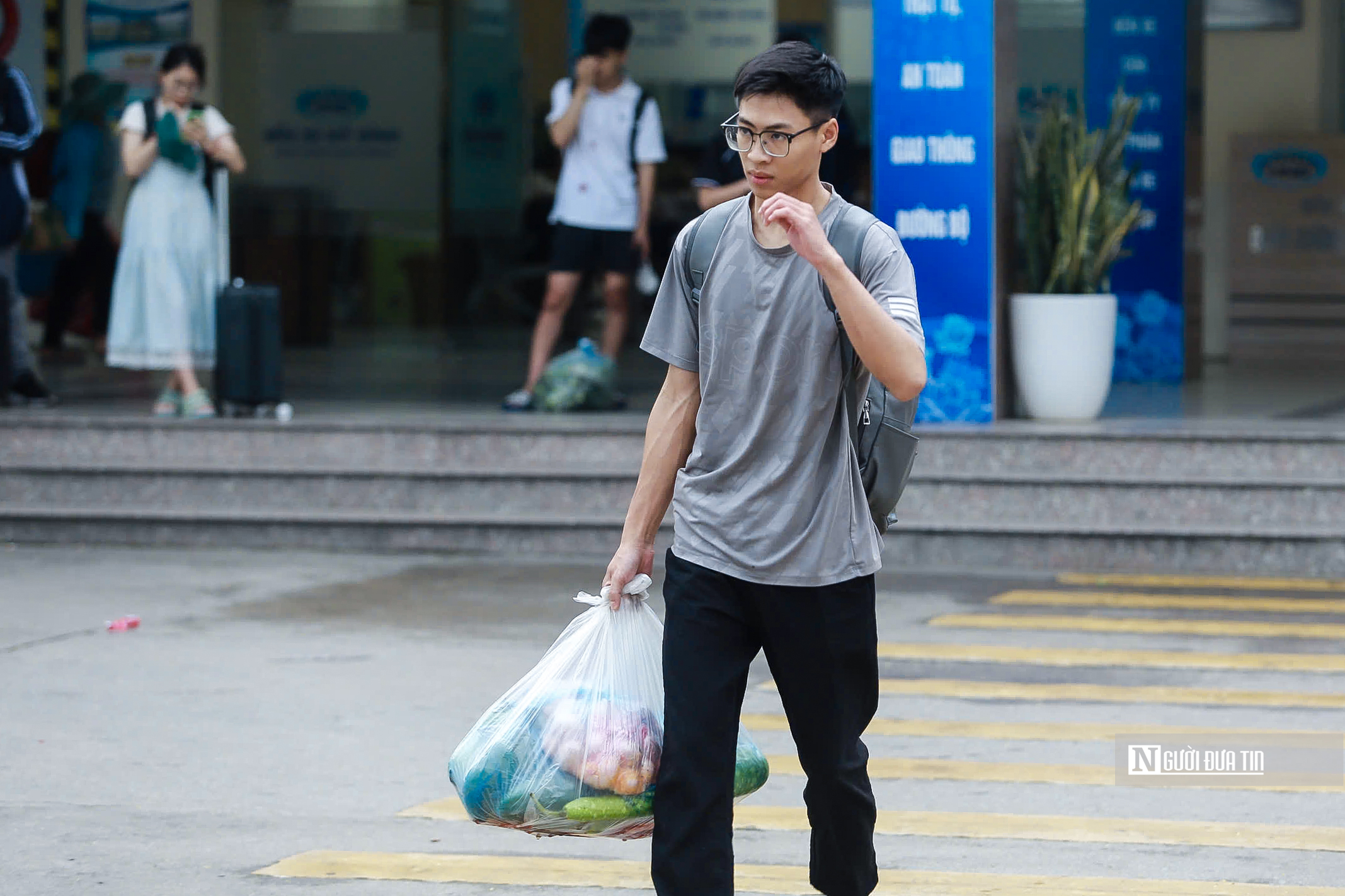 Người dân lỉnh kỉnh đồ đạc trở lại Hà Nội sau 5 ngày nghỉ lễ- Ảnh 14. Người dân lỉnh kỉnh đồ đạc trở lại Hà Nội sau 5 ngày nghỉ lễ- Ảnh 14.