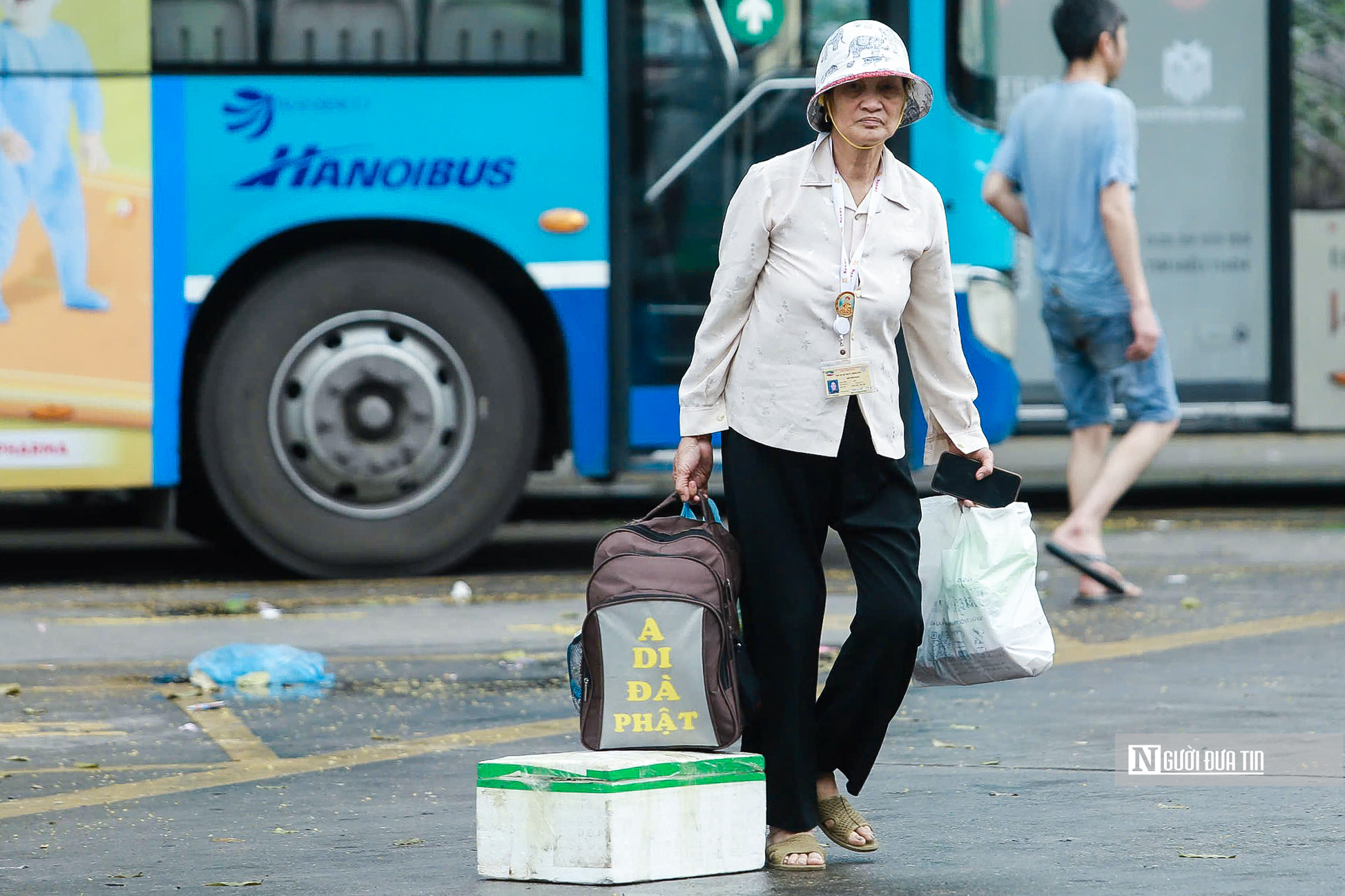 Người dân lỉnh kỉnh đồ đạc trở lại Hà Nội sau 5 ngày nghỉ lễ- Ảnh 12. Người dân lỉnh kỉnh đồ đạc trở lại Hà Nội sau 5 ngày nghỉ lễ- Ảnh 12.