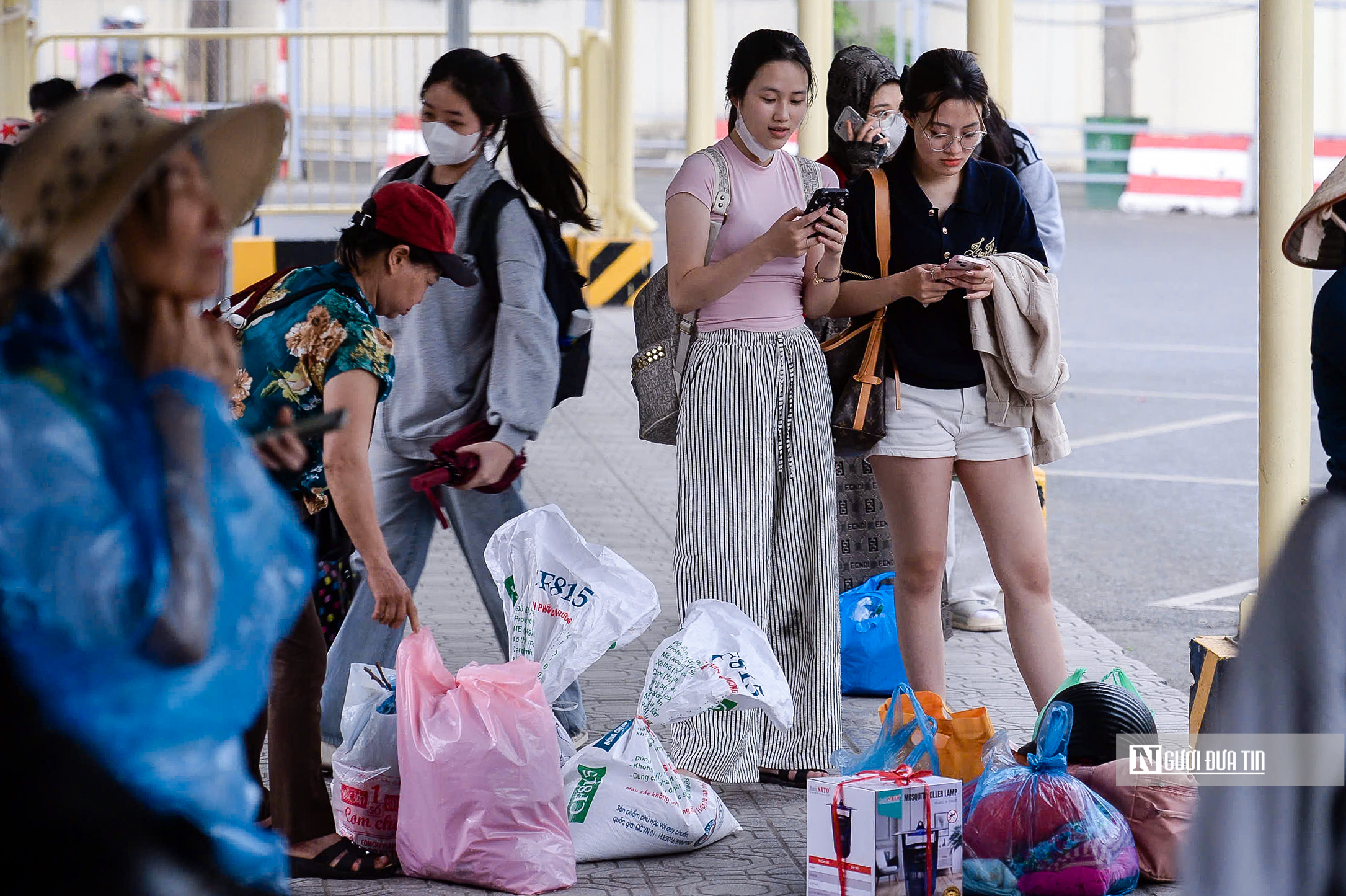 Người dân lỉnh kỉnh đồ đạc trở lại Hà Nội sau 5 ngày nghỉ lễ- Ảnh 9. Người dân lỉnh kỉnh đồ đạc trở lại Hà Nội sau 5 ngày nghỉ lễ- Ảnh 9.