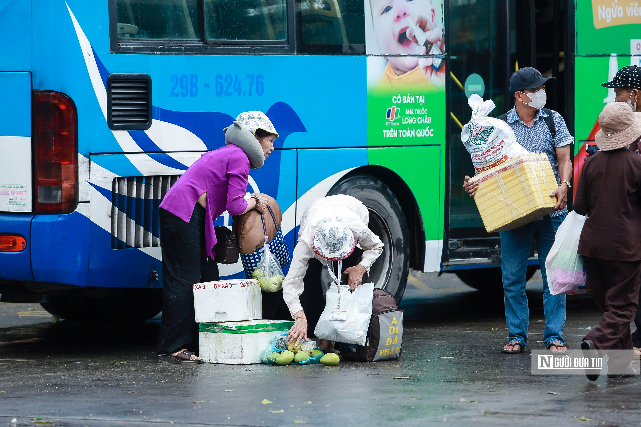 Người dân lỉnh kỉnh đồ đạc trở lại Hà Nội sau 5 ngày nghỉ lễ- Ảnh 10. Người dân lỉnh kỉnh đồ đạc trở lại Hà Nội sau 5 ngày nghỉ lễ- Ảnh 10.