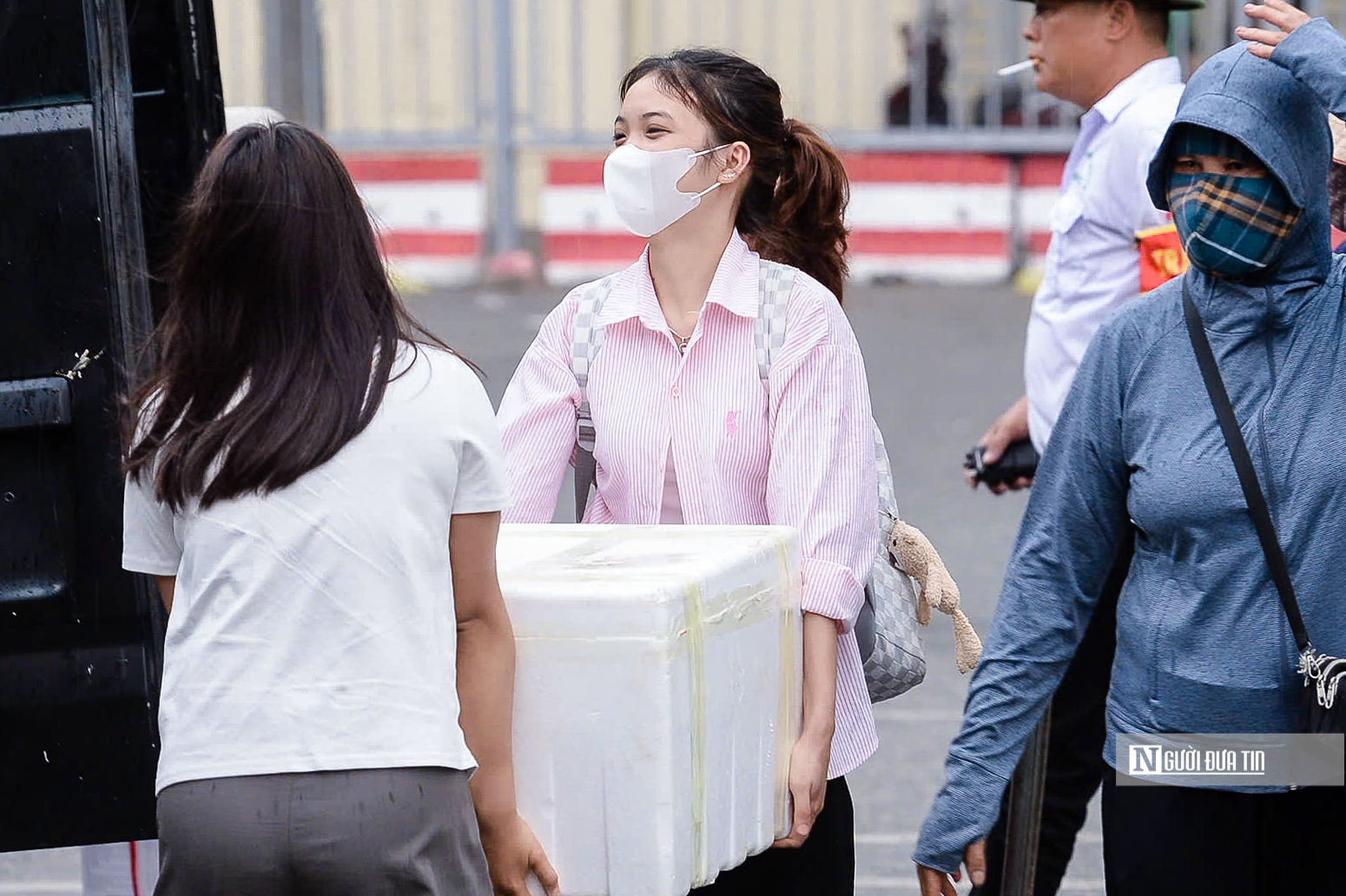 Người dân lỉnh kỉnh đồ đạc trở lại Hà Nội sau 5 ngày nghỉ lễ- Ảnh 5. Người dân lỉnh kỉnh đồ đạc trở lại Hà Nội sau 5 ngày nghỉ lễ- Ảnh 5.
