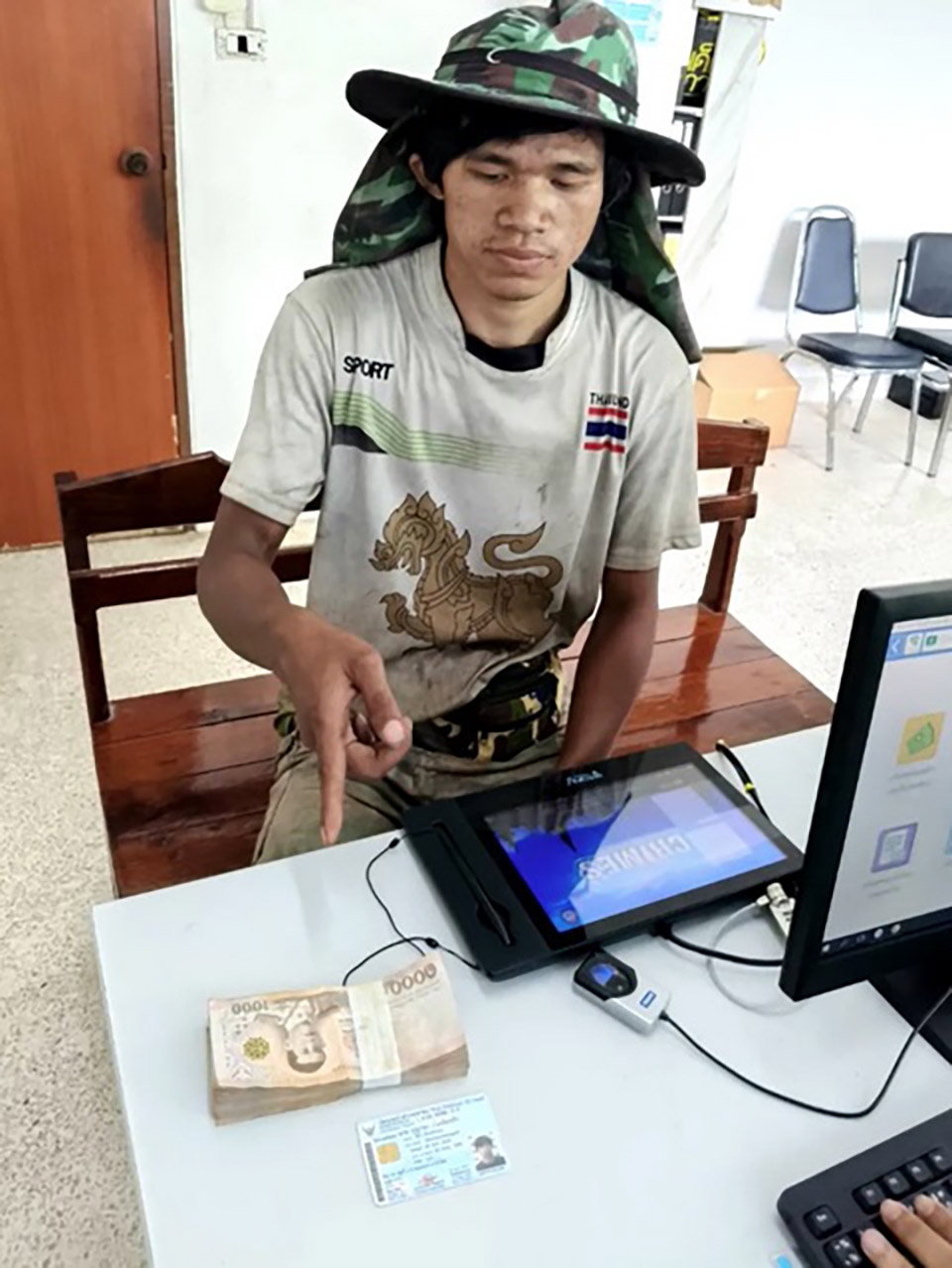 Đi nhặt rác, người đàn ông phát hiện cục tiền mặt bên lề đường- Ảnh 1. Đi nhặt rác, người đàn ông phát hiện cục tiền mặt bên lề đường- Ảnh 1.