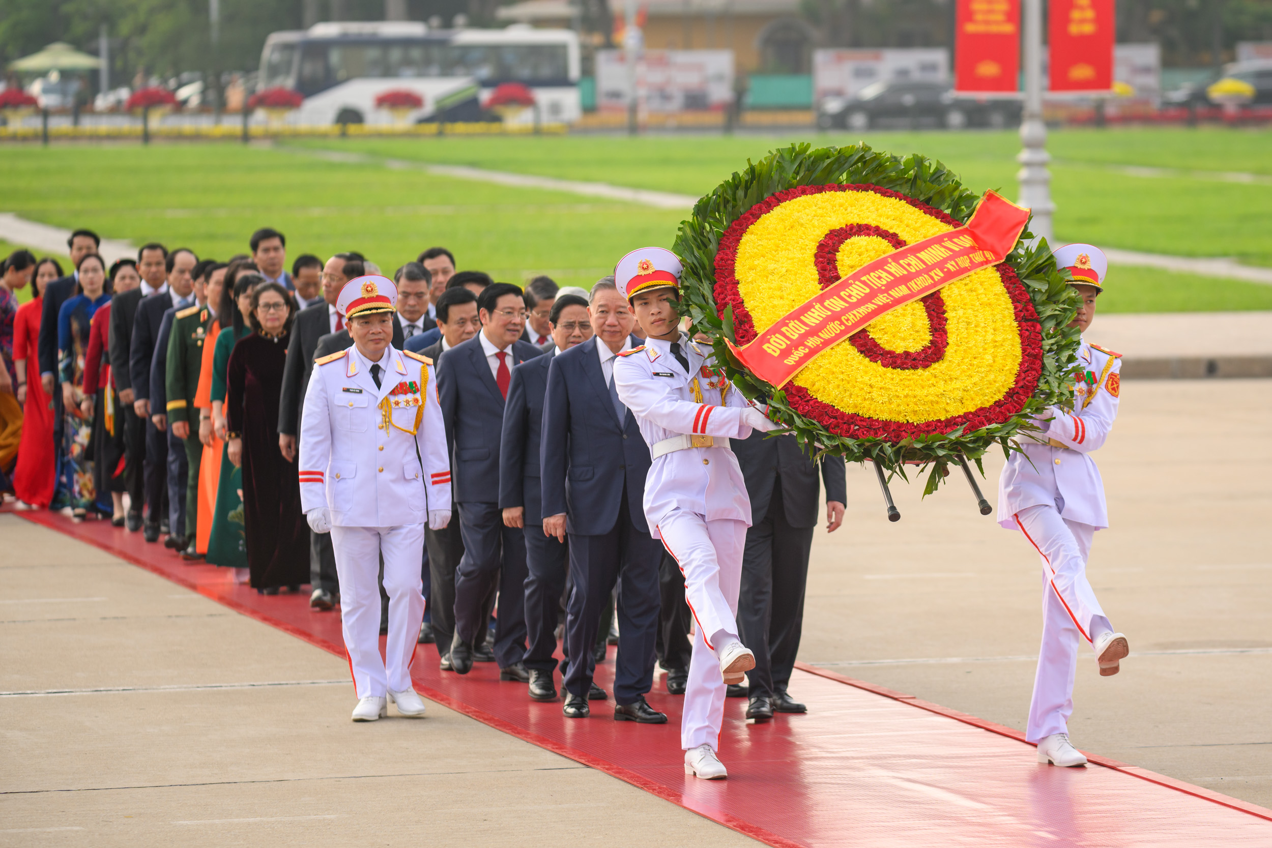 Lãnh đạo Đảng, Nhà nước cùng các ĐBQH vào Lăng viếng Chủ tịch Hồ Chí Minh- Ảnh 3. Lãnh đạo Đảng, Nhà nước cùng các ĐBQH vào Lăng viếng Chủ tịch Hồ Chí Minh- Ảnh 3.