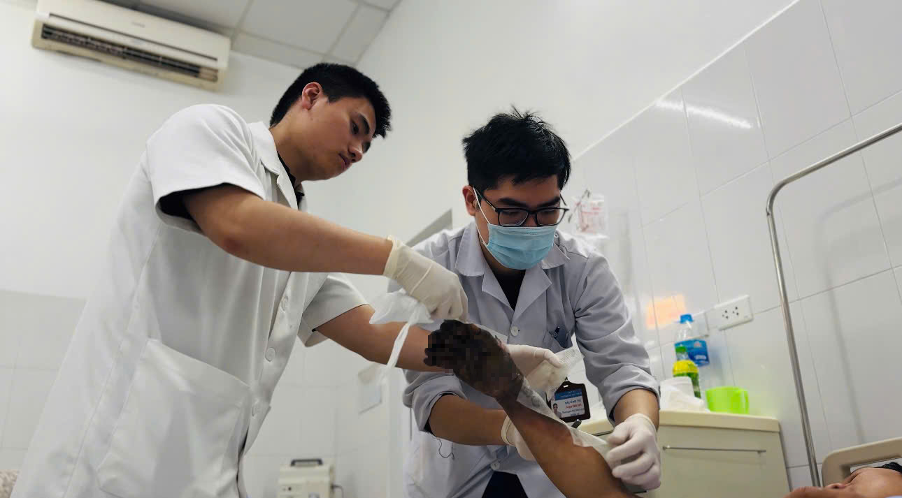 Hồi sinh bàn tay bị hoại tử do điện giật- Ảnh 1. Hồi sinh bàn tay bị hoại tử do điện giật- Ảnh 1.