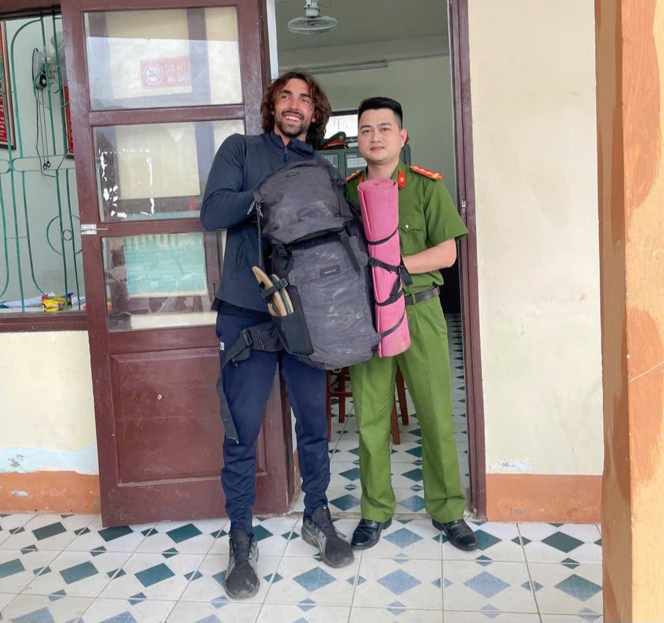 Du khách người Thụy Sĩ viết thư cảm ơn Công an Quảng Bình- Ảnh 1. Du khách người Thụy Sĩ viết thư cảm ơn Công an Quảng Bình- Ảnh 1.