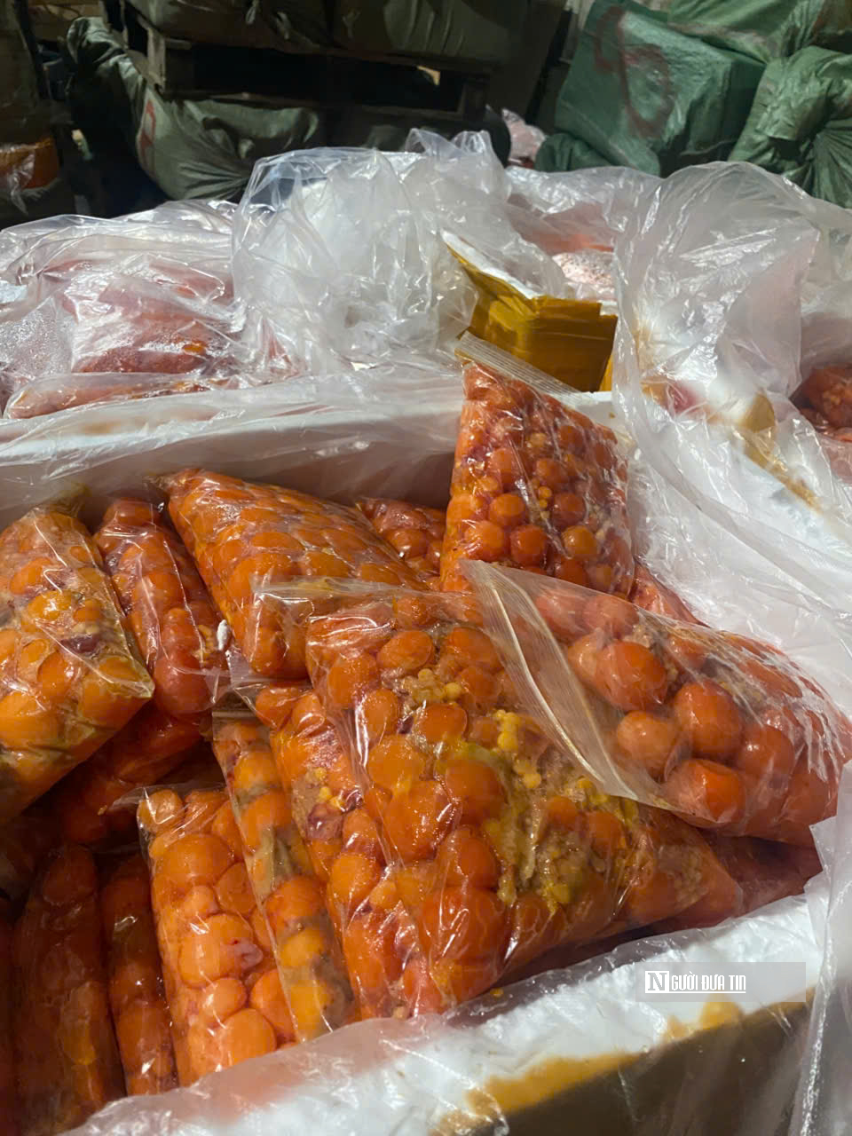 Cận cảnh hơn 7 tấn nội tạng động vật bốc mùi nồng nặc tìm đường tiêu thụ tại Hà Nội- Ảnh 2. Cận cảnh hơn 7 tấn nội tạng động vật bốc mùi nồng nặc tìm đường tiêu thụ tại Hà Nội- Ảnh 2.