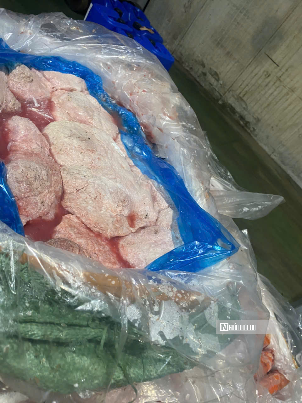 Cận cảnh hơn 7 tấn nội tạng động vật bốc mùi nồng nặc tìm đường tiêu thụ tại Hà Nội- Ảnh 4. Cận cảnh hơn 7 tấn nội tạng động vật bốc mùi nồng nặc tìm đường tiêu thụ tại Hà Nội- Ảnh 4.
