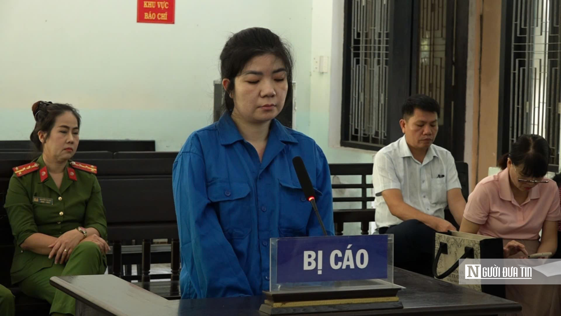 Lừa 7 người chiếm đoạt hơn 1,2 tỷ đồng, nữ nhân viên ngân hàng nhận 12 năm tù- Ảnh 1. Lừa 7 người chiếm đoạt hơn 1,2 tỷ đồng, nữ nhân viên ngân hàng nhận 12 năm tù- Ảnh 1.