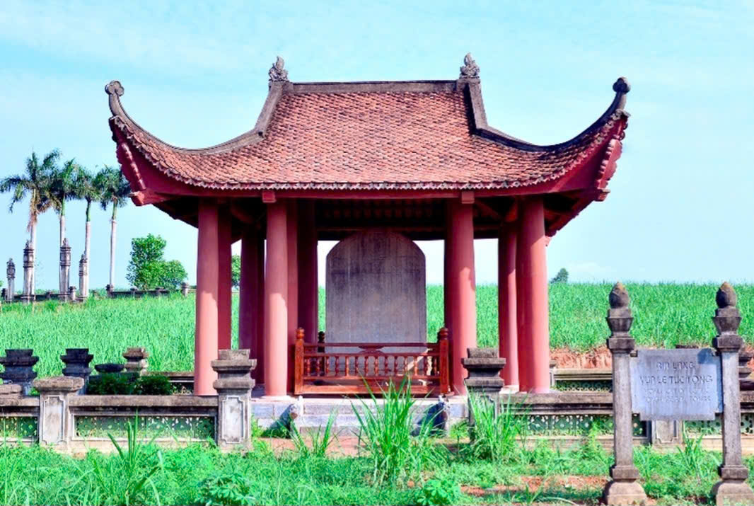 Lăng mộ vua Lê Túc Tông bị kẻ xấu xâm phạm tìm cổ vật- Ảnh 1. Lăng mộ vua Lê Túc Tông bị kẻ xấu xâm phạm tìm cổ vật- Ảnh 1.
