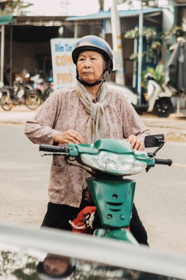 NSƯT Kim Phương bất ngờ "lột xác" thành "bà ngoại quốc dân"- Ảnh 5. NSƯT Kim Phương bất ngờ "lột xác" thành "bà ngoại quốc dân"- Ảnh 5.
