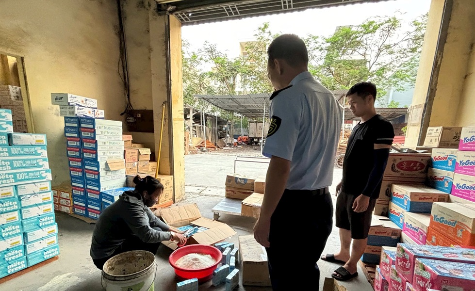 Tiêu hủy hơn 420 sản phẩm dinh dưỡng sữa bột béo và sữa nước nhập lậu- Ảnh 1. Tiêu hủy hơn 420 sản phẩm dinh dưỡng sữa bột béo và sữa nước nhập lậu- Ảnh 1.