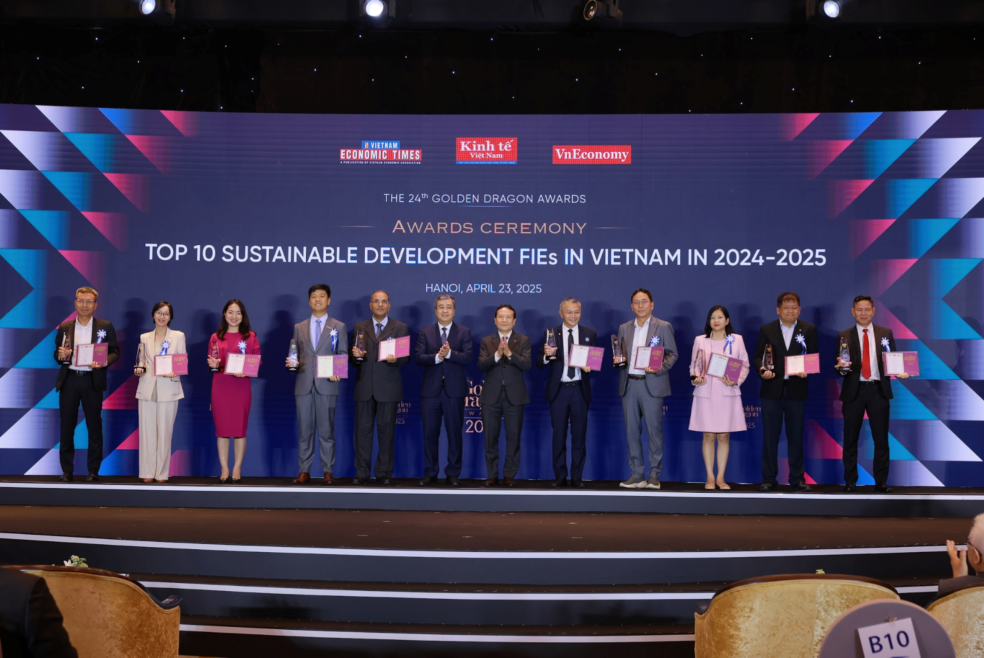 Công ty Coca-Cola Việt Nam vinh dự nhận giải thưởng Rồng Vàng 2025- Ảnh 2. Công ty Coca-Cola Việt Nam vinh dự nhận giải thưởng Rồng Vàng 2025- Ảnh 2.
