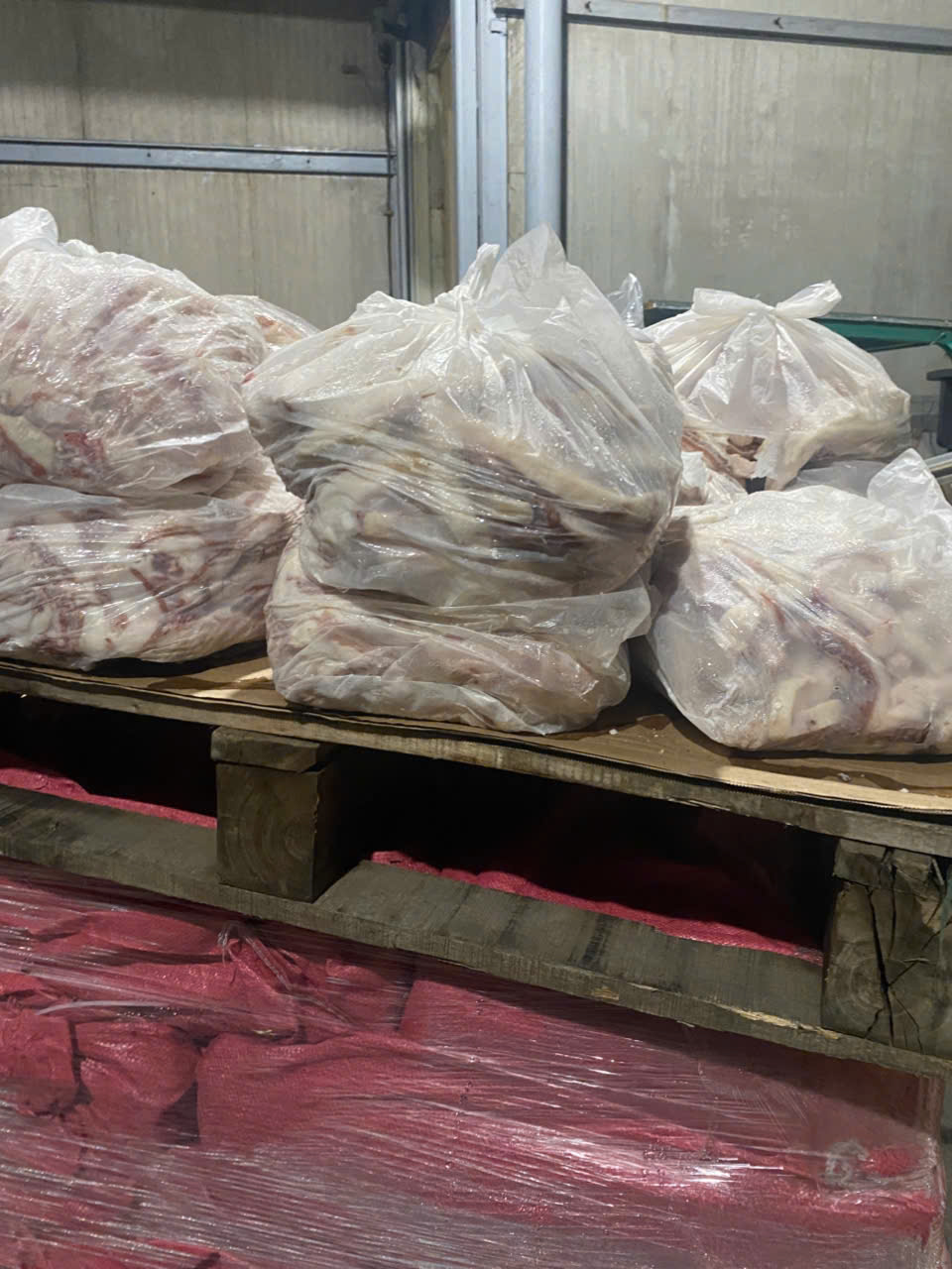 Cận cảnh hơn 7 tấn nội tạng động vật bốc mùi nồng nặc tìm đường tiêu thụ tại Hà Nội- Ảnh 3. Cận cảnh hơn 7 tấn nội tạng động vật bốc mùi nồng nặc tìm đường tiêu thụ tại Hà Nội- Ảnh 3.