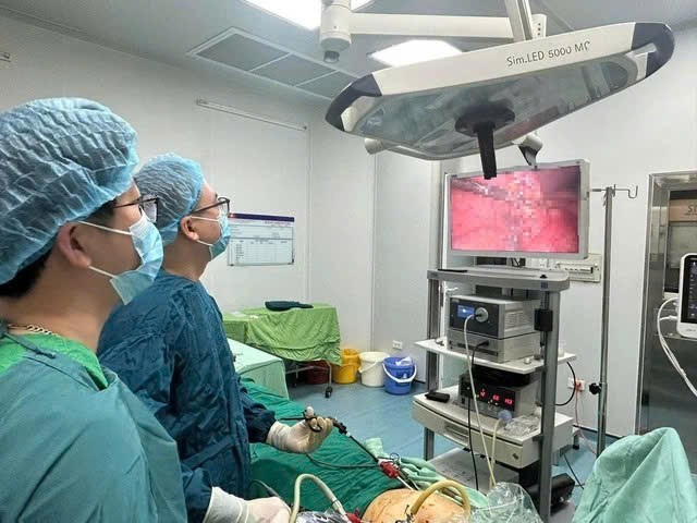 Phẫu thuật nội soi cứu người đàn ông bị sỏi bắn thủng ruột khi đi cắt cỏ- Ảnh 1. Phẫu thuật nội soi cứu người đàn ông bị sỏi bắn thủng ruột khi đi cắt cỏ- Ảnh 1.