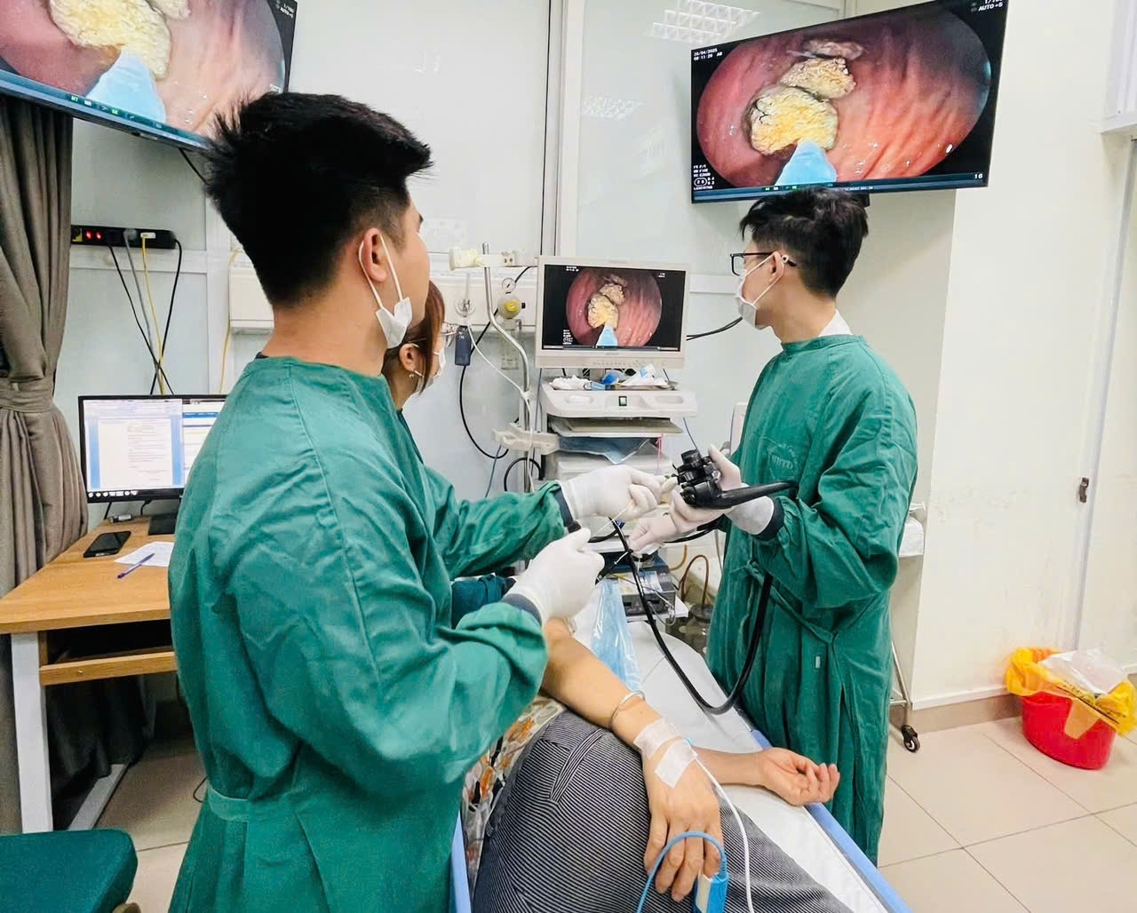 Nguy cơ thủng dạ dày do thói quen ăn uống thiếu khoa học- Ảnh 2. Nguy cơ thủng dạ dày do thói quen ăn uống thiếu khoa học- Ảnh 2.