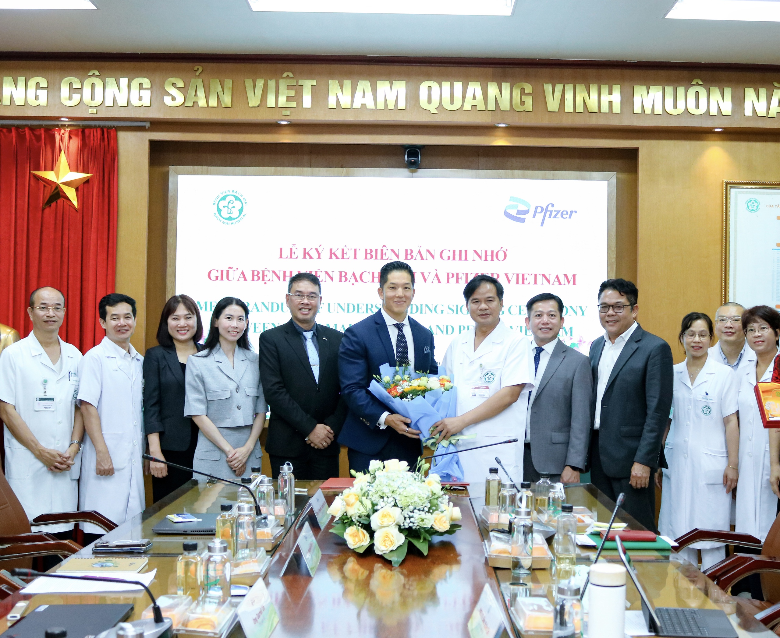 Pfizer Việt Nam và Bệnh viện Bạch Mai ký biên bản ghi nhớ tăng cường hợp tác chăm sóc sức khỏe- Ảnh 1. Pfizer Việt Nam và Bệnh viện Bạch Mai ký biên bản ghi nhớ tăng cường hợp tác chăm sóc sức khỏe- Ảnh 1.
