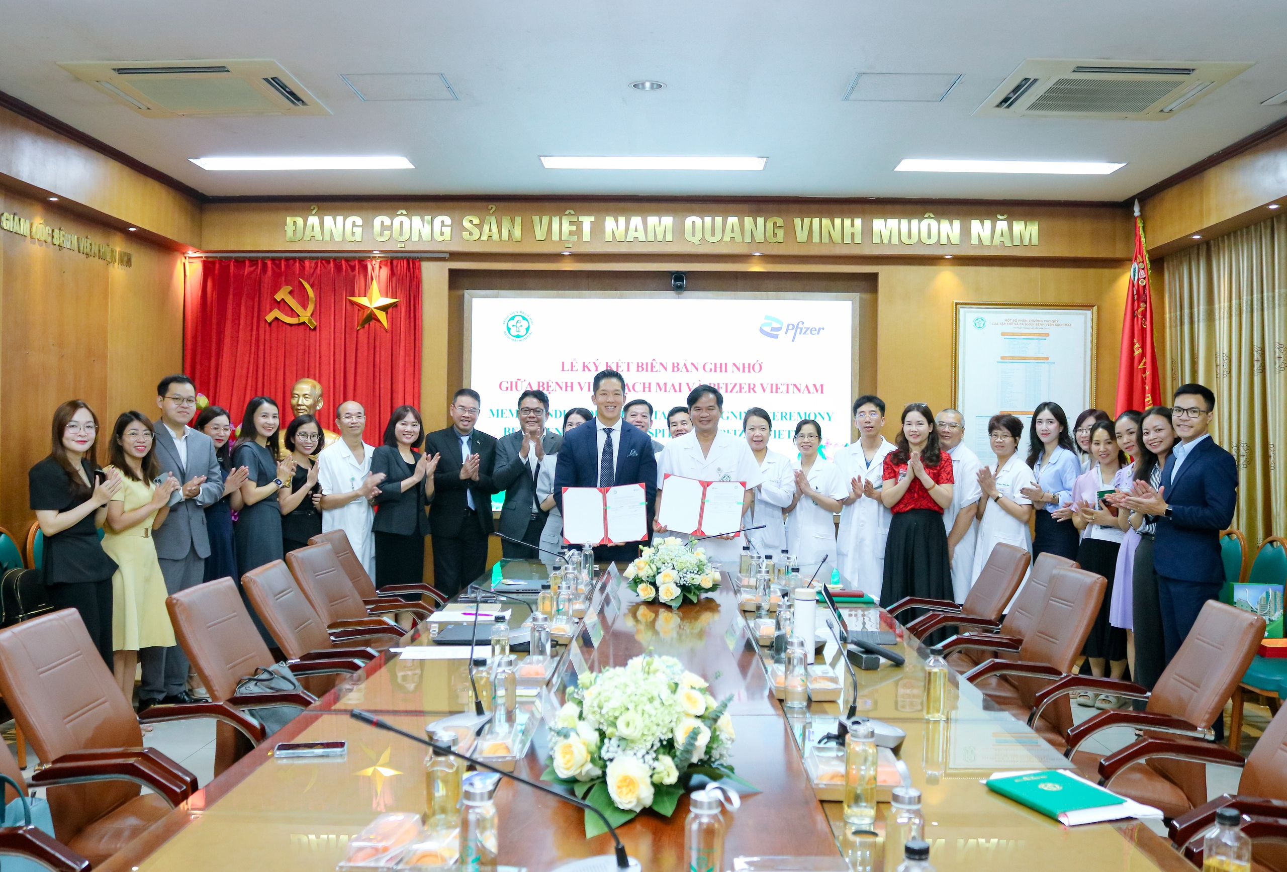 Pfizer Việt Nam và Bệnh viện Bạch Mai ký biên bản ghi nhớ tăng cường hợp tác chăm sóc sức khỏe- Ảnh 2. Pfizer Việt Nam và Bệnh viện Bạch Mai ký biên bản ghi nhớ tăng cường hợp tác chăm sóc sức khỏe- Ảnh 2.