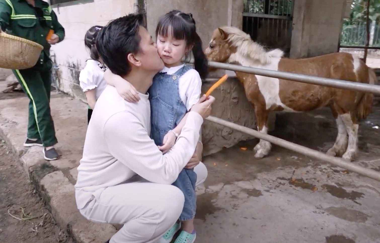 Quách Ngọc Tuyên cùng con gái cực xinh "đốn tim" khán giả trong "Bố ơi, mình đi đâu thế?"- Ảnh 5. Quách Ngọc Tuyên cùng con gái cực xinh "đốn tim" khán giả trong "Bố ơi, mình đi đâu thế?"- Ảnh 5.