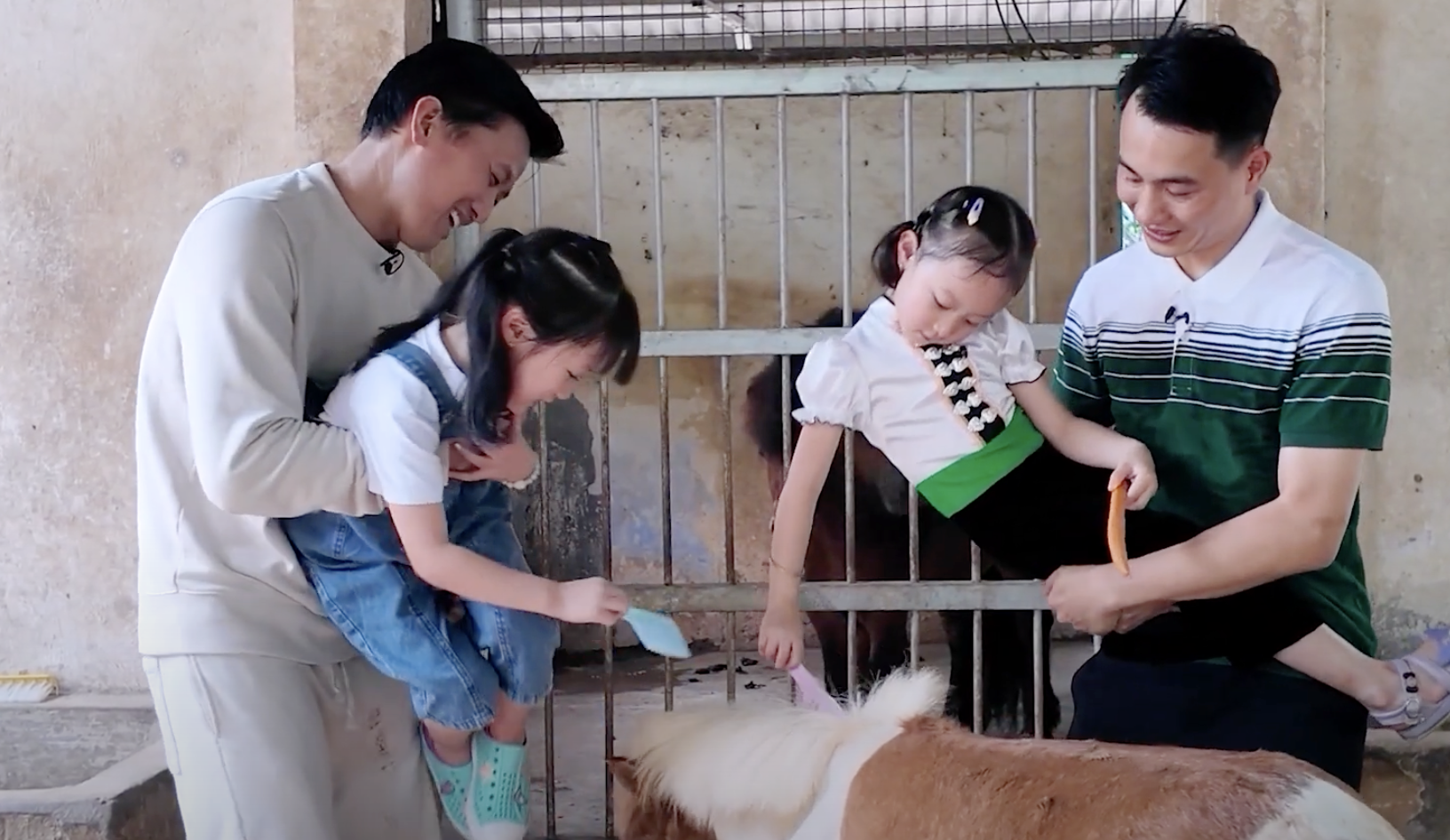 Quách Ngọc Tuyên cùng con gái cực xinh "đốn tim" khán giả trong "Bố ơi, mình đi đâu thế?"- Ảnh 6. Quách Ngọc Tuyên cùng con gái cực xinh "đốn tim" khán giả trong "Bố ơi, mình đi đâu thế?"- Ảnh 6.
