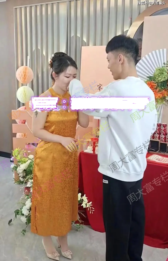 Chàng trai 20 tuổi quyết cưới bạn gái gần bằng tuổi mẹ mình, cái kết thật bất ngờ- Ảnh 1. Chàng trai 20 tuổi quyết cưới bạn gái gần bằng tuổi mẹ mình, cái kết thật bất ngờ- Ảnh 1.