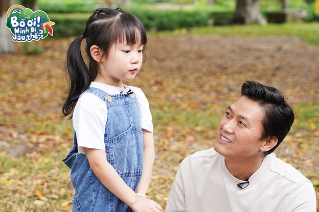 Quách Ngọc Tuyên cùng con gái cực xinh "đốn tim" khán giả trong "Bố ơi, mình đi đâu thế?"- Ảnh 1. Quách Ngọc Tuyên cùng con gái cực xinh "đốn tim" khán giả trong "Bố ơi, mình đi đâu thế?"- Ảnh 1.