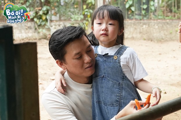 Quách Ngọc Tuyên cùng con gái cực xinh "đốn tim" khán giả trong "Bố ơi, mình đi đâu thế?"- Ảnh 4. Quách Ngọc Tuyên cùng con gái cực xinh "đốn tim" khán giả trong "Bố ơi, mình đi đâu thế?"- Ảnh 4.