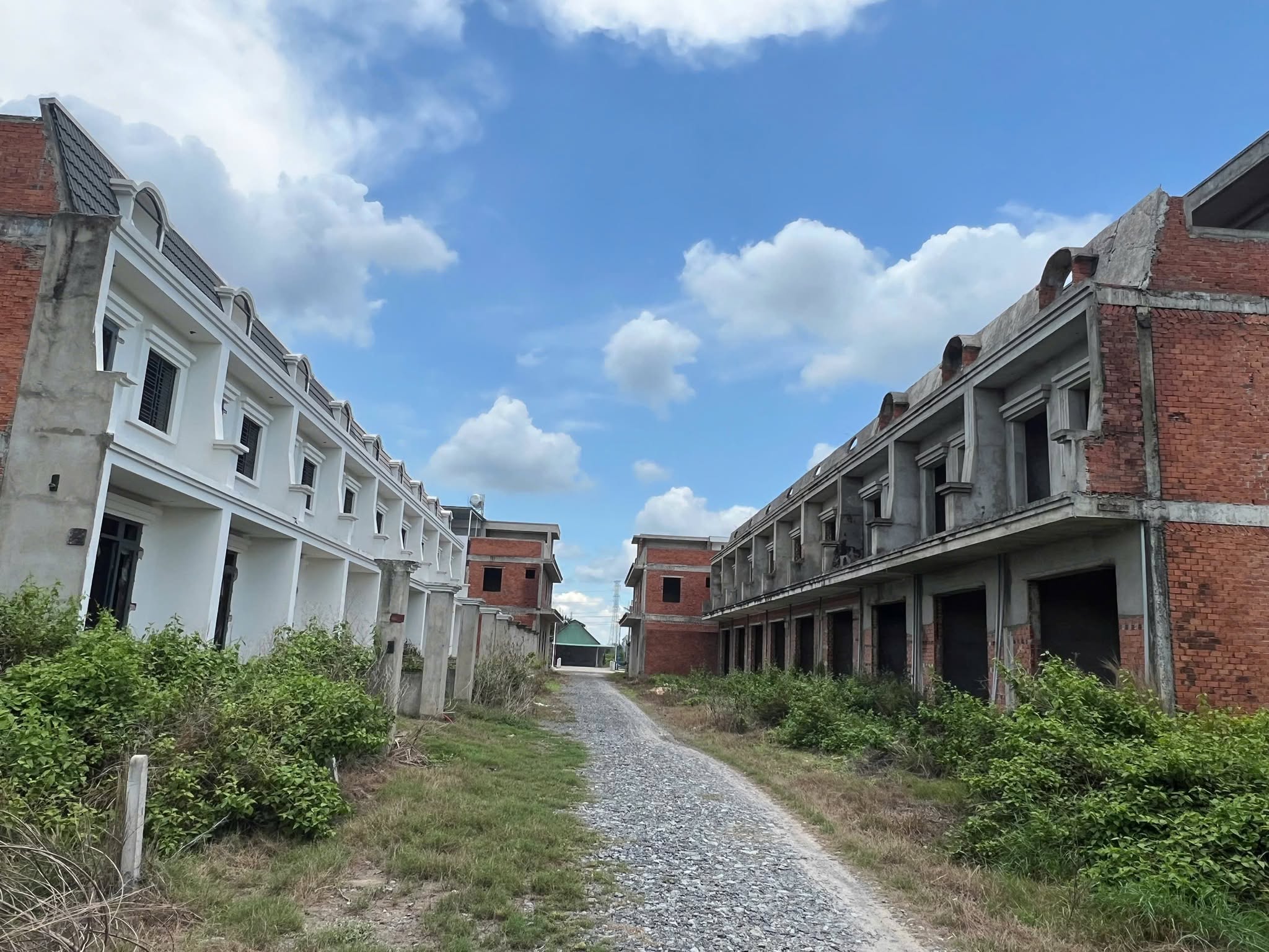 Tây Ninh: Hàng chục căn nhà bỏ hoang do không thể giao dịch- Ảnh 5. Tây Ninh: Hàng chục căn nhà bỏ hoang do không thể giao dịch- Ảnh 5.