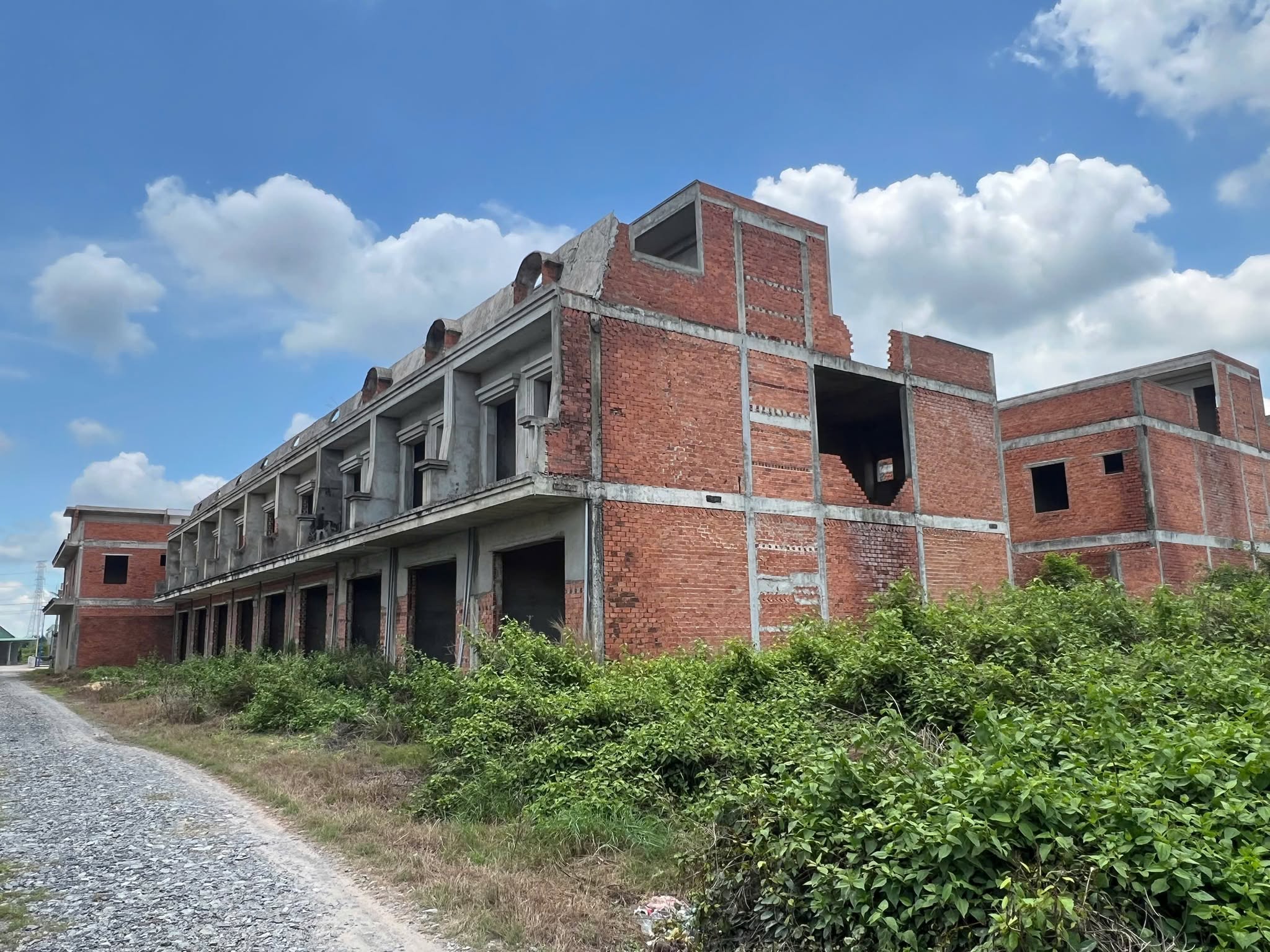 Tây Ninh: Hàng chục căn nhà bỏ hoang do không thể giao dịch- Ảnh 2. Tây Ninh: Hàng chục căn nhà bỏ hoang do không thể giao dịch- Ảnh 2.