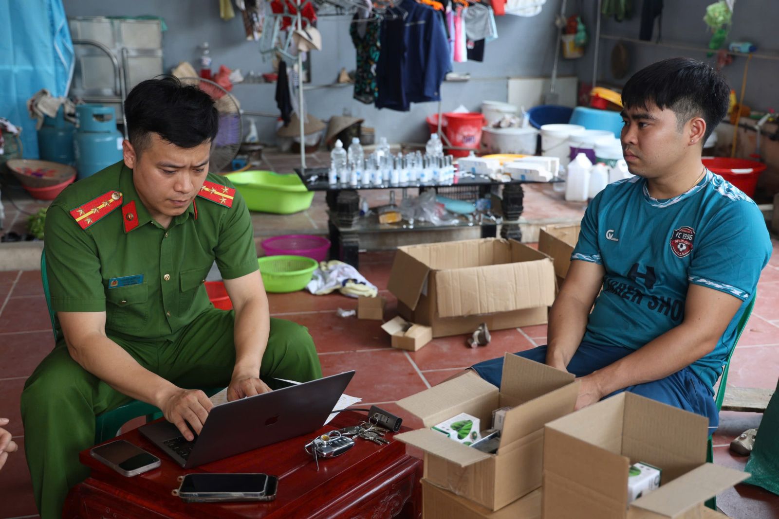 Triệt phá cơ sở sản xuất, buôn bán số lượng lớn sản phẩm mỹ phẩm giả- Ảnh 1. Triệt phá cơ sở sản xuất, buôn bán số lượng lớn sản phẩm mỹ phẩm giả- Ảnh 1.